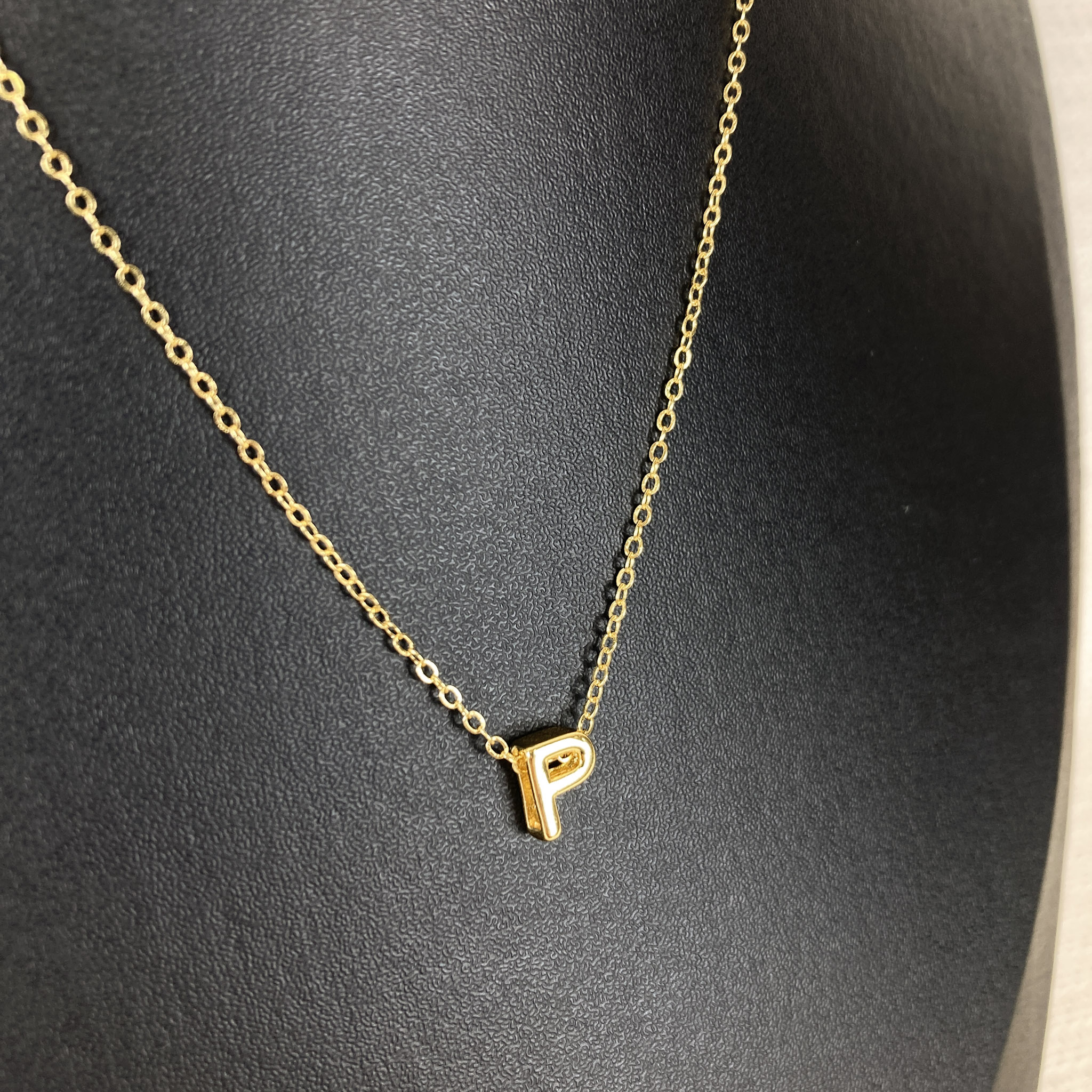 Colar Elo Cadeadinho com Pingente Letra P Lisa Folheado a Ouro 18k