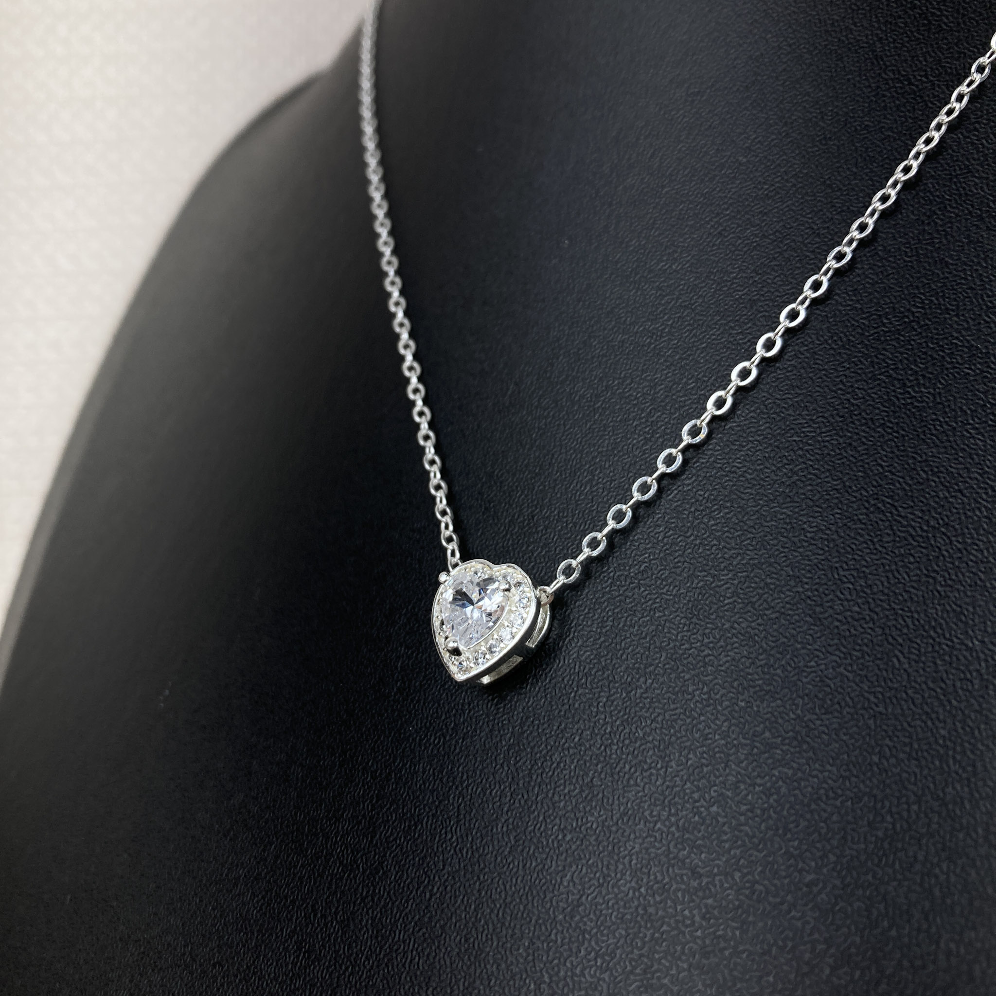 Colar Elo Cadeadinho Com Pingente de Coração Cravejado em Zircônias Folheado a Prata