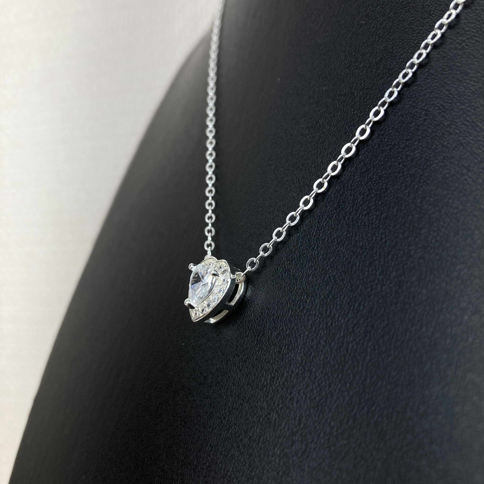 Colar Elo Cadeadinho Com Pingente de Coração Cravejado em Zircônias Folheado a Prata