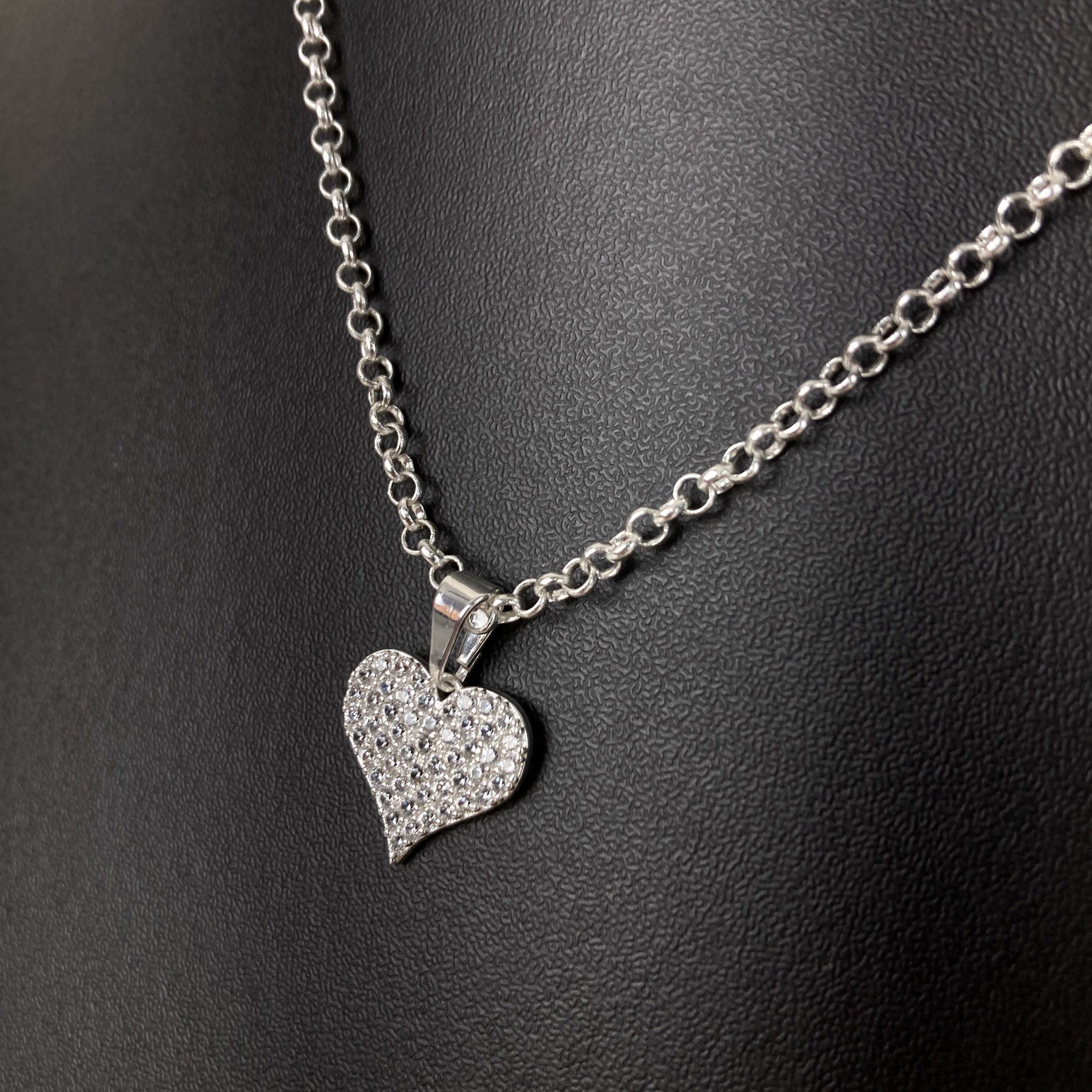 Colar Elo Português Com Pingente Coração Cravejado em Zircônias Folheado a Prata