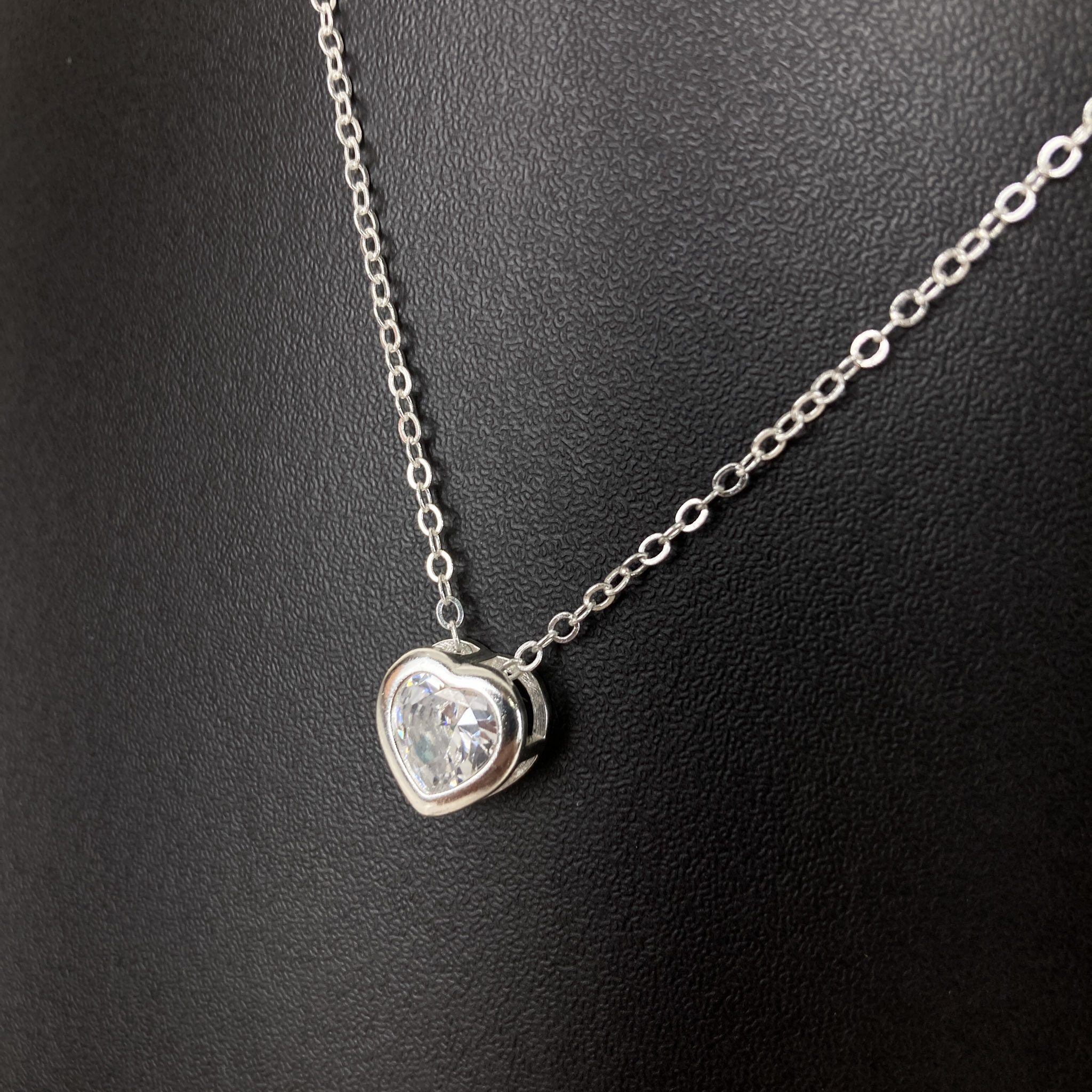 Colar Elo Cadeadinho Com Pingente de Coração Folheado a Prata