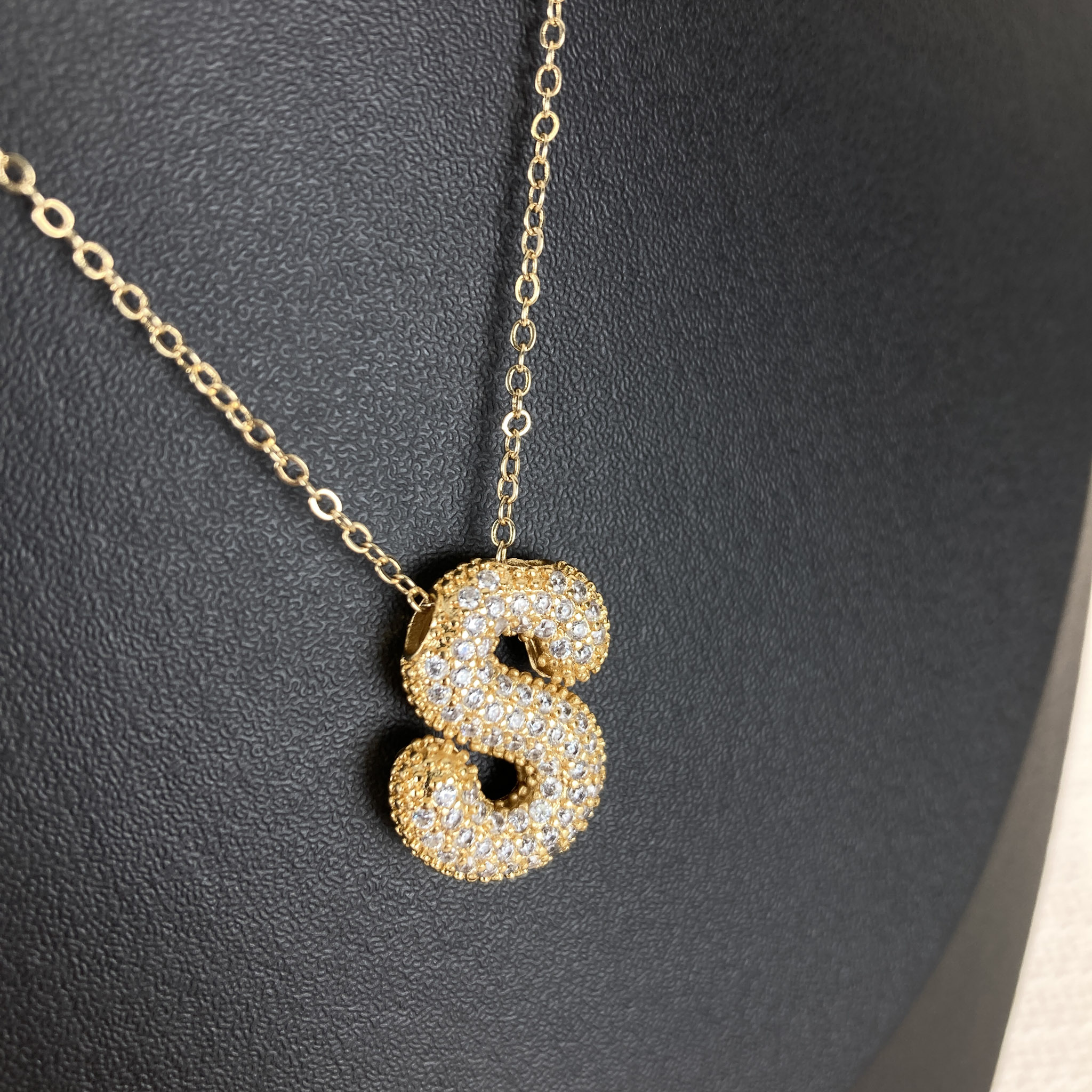 Colar Elo Cadeadinho Com Pingente Letra S Cravejada em Zircônias Folheado a Ouro 18k