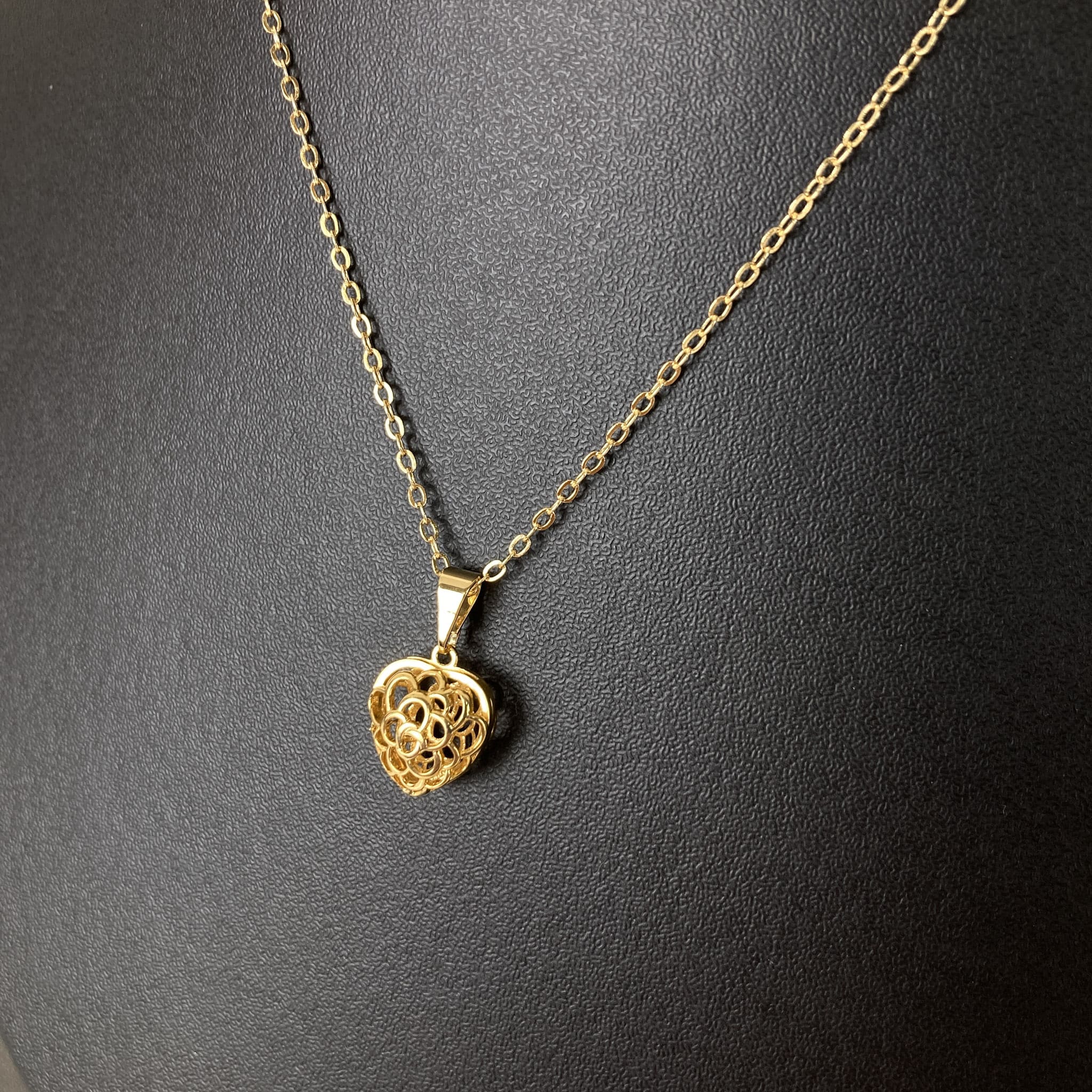 Colar Elo Cadeadinho Com Pingente de Coração Vazado Folheado a Ouro 18k