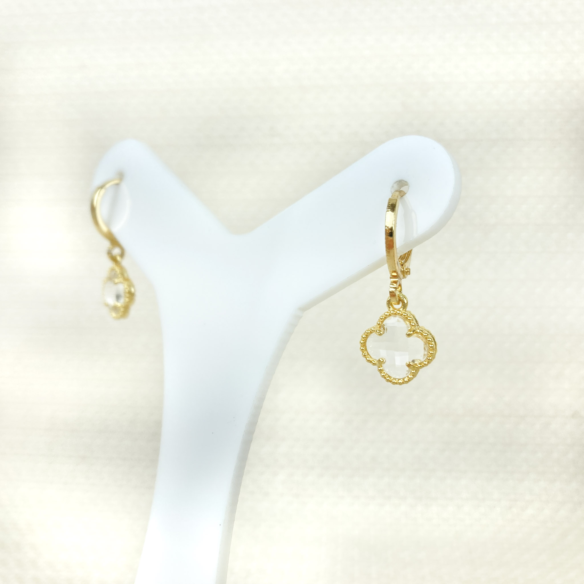 Brinco Trevo em Zircônia Cristal Folheado a Ouro 18k