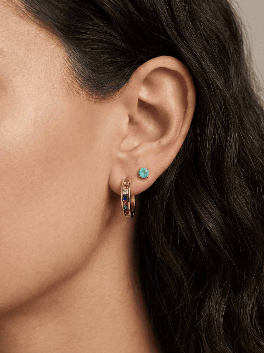 Brinco Dou Argola Colorida e Ponto de Luz Verde Folheado a Ouro 18k