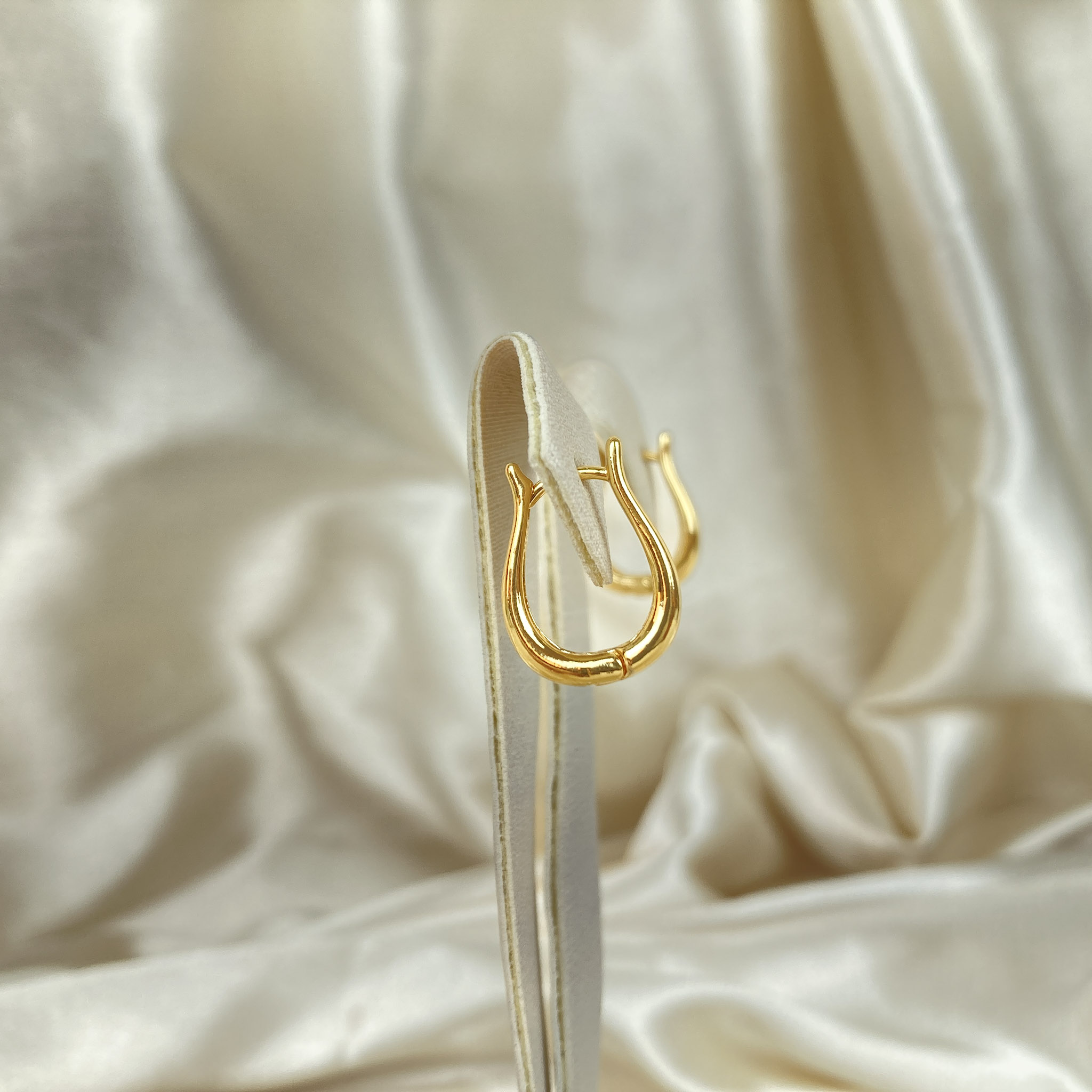 Brinco Argola Lisa Oval Folhado a Ouro 18k