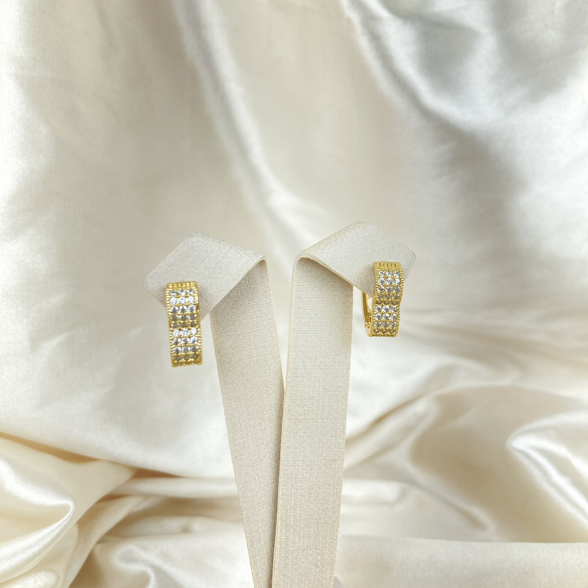 Brinco Coração Cravejado em Microzircônias Folheado a Ouro 18K