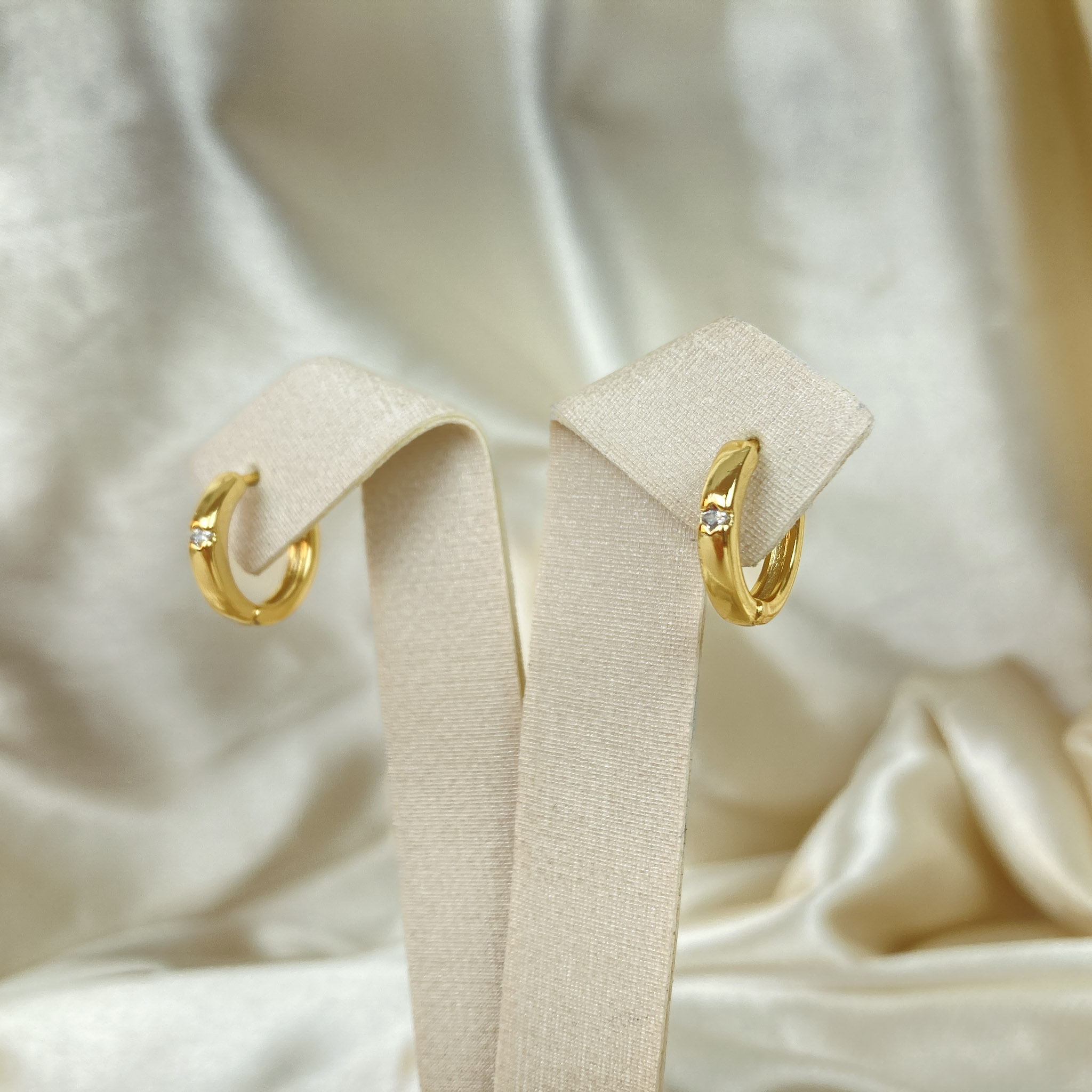 Brinco de Argolinha Com Uma Zircônia Cravejadas no Centro Folhado a Ouro 18k