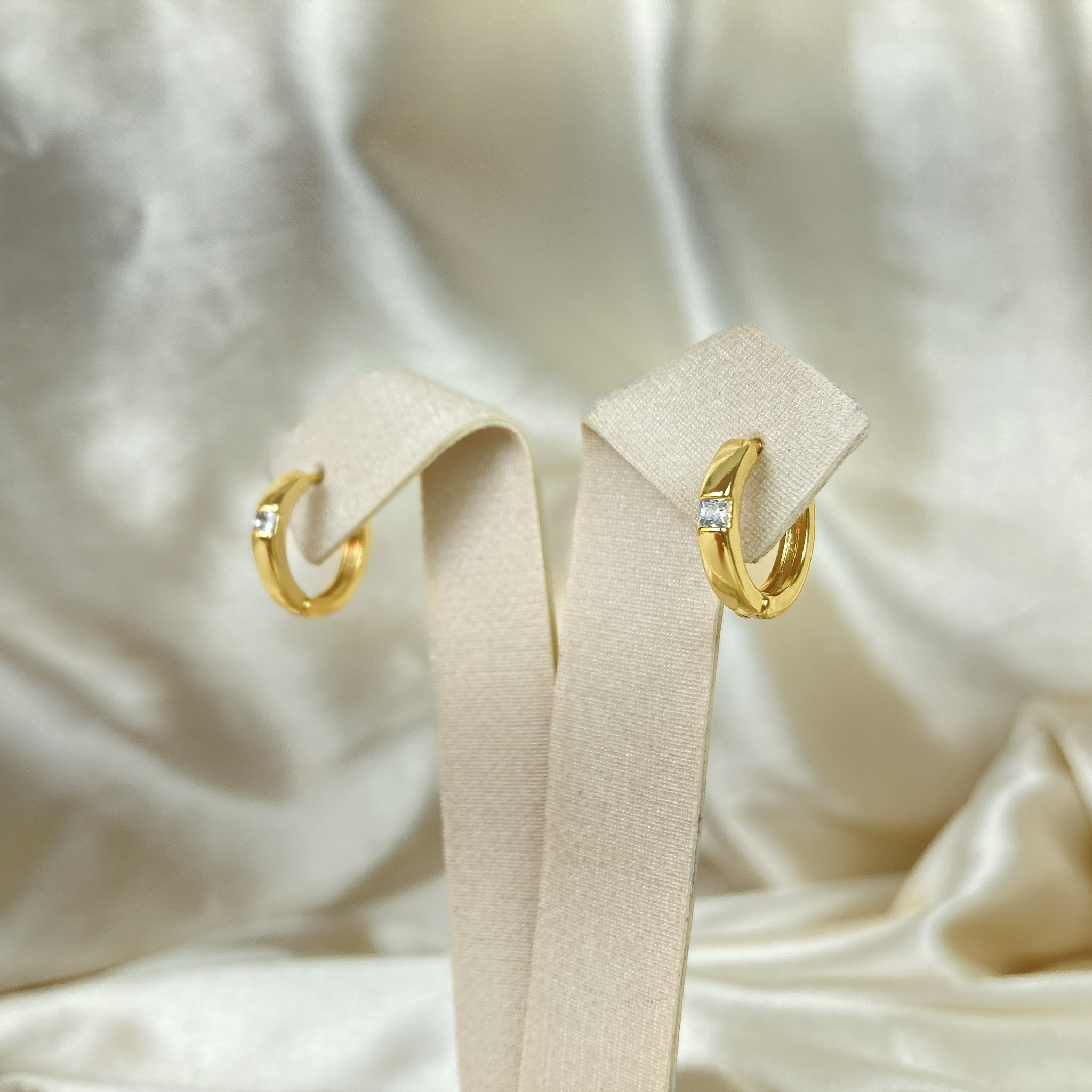 Brinco de Argolinha Com Uma Zircônia Cravejadas no Centro Folhado a Ouro 18k