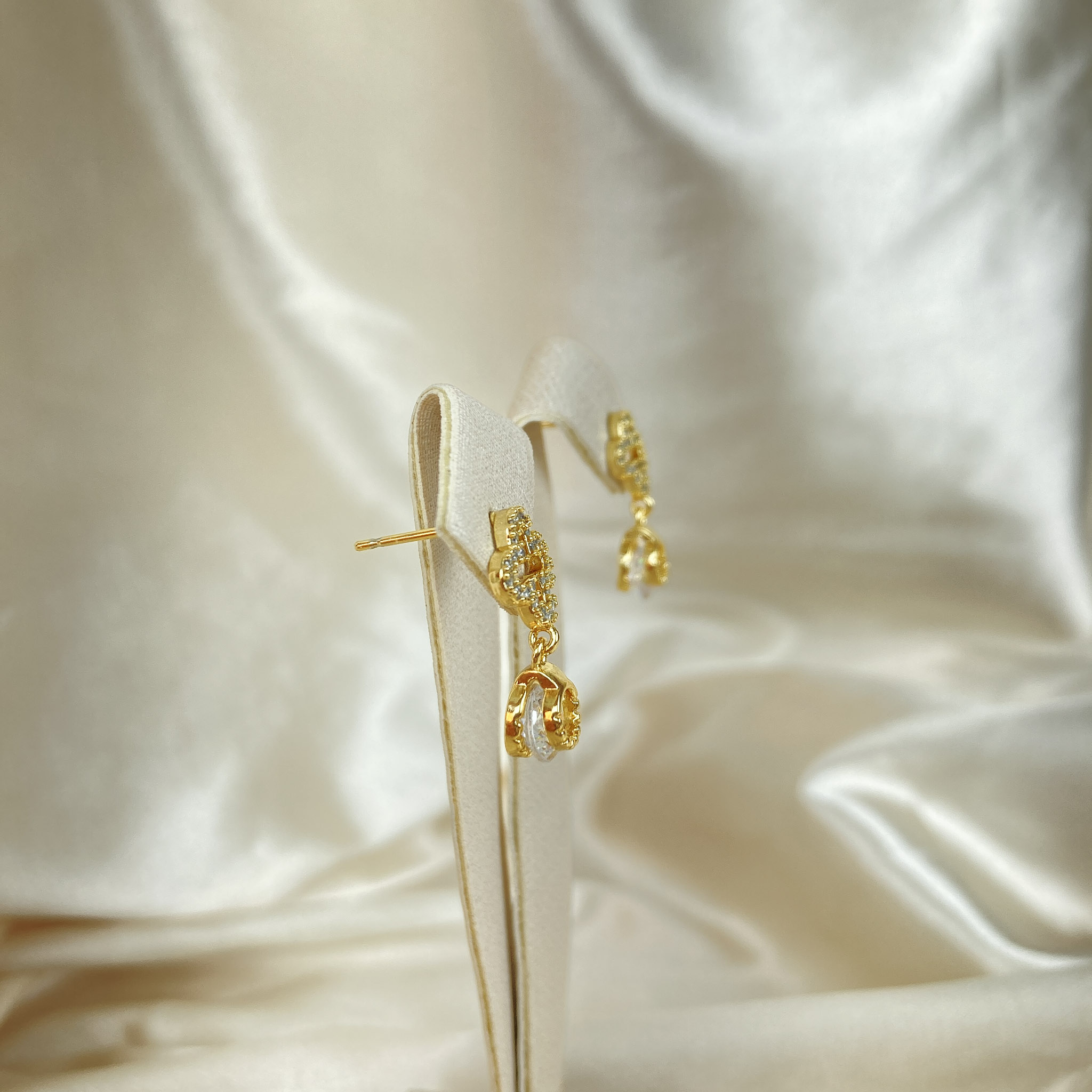 Brinco Trevo Cravejado Com Ponto de Luz Folheado a Ouro 18k