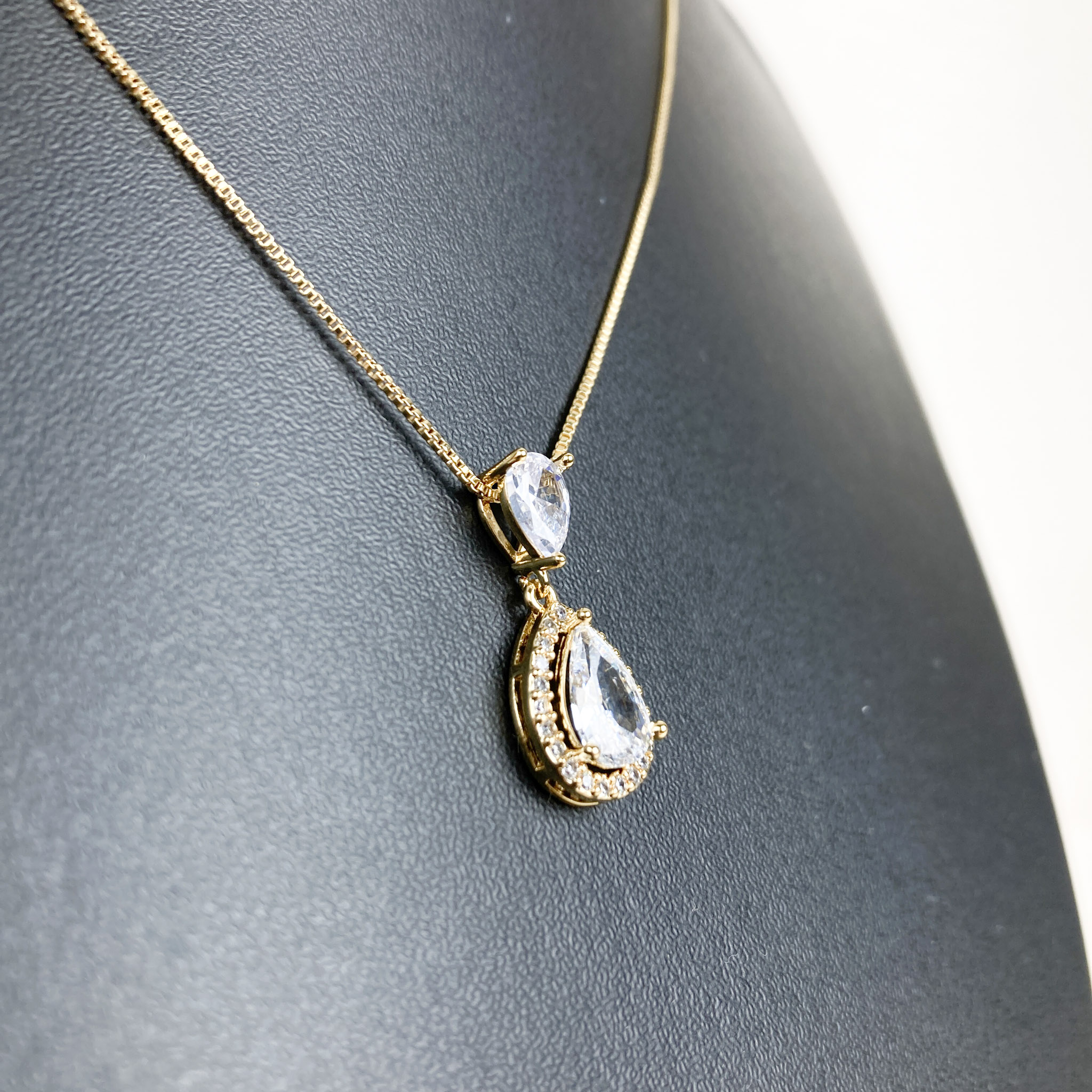 Colar Com Duas Gotas Cravejadas em Microzircônias Folheado a Ouro 18k