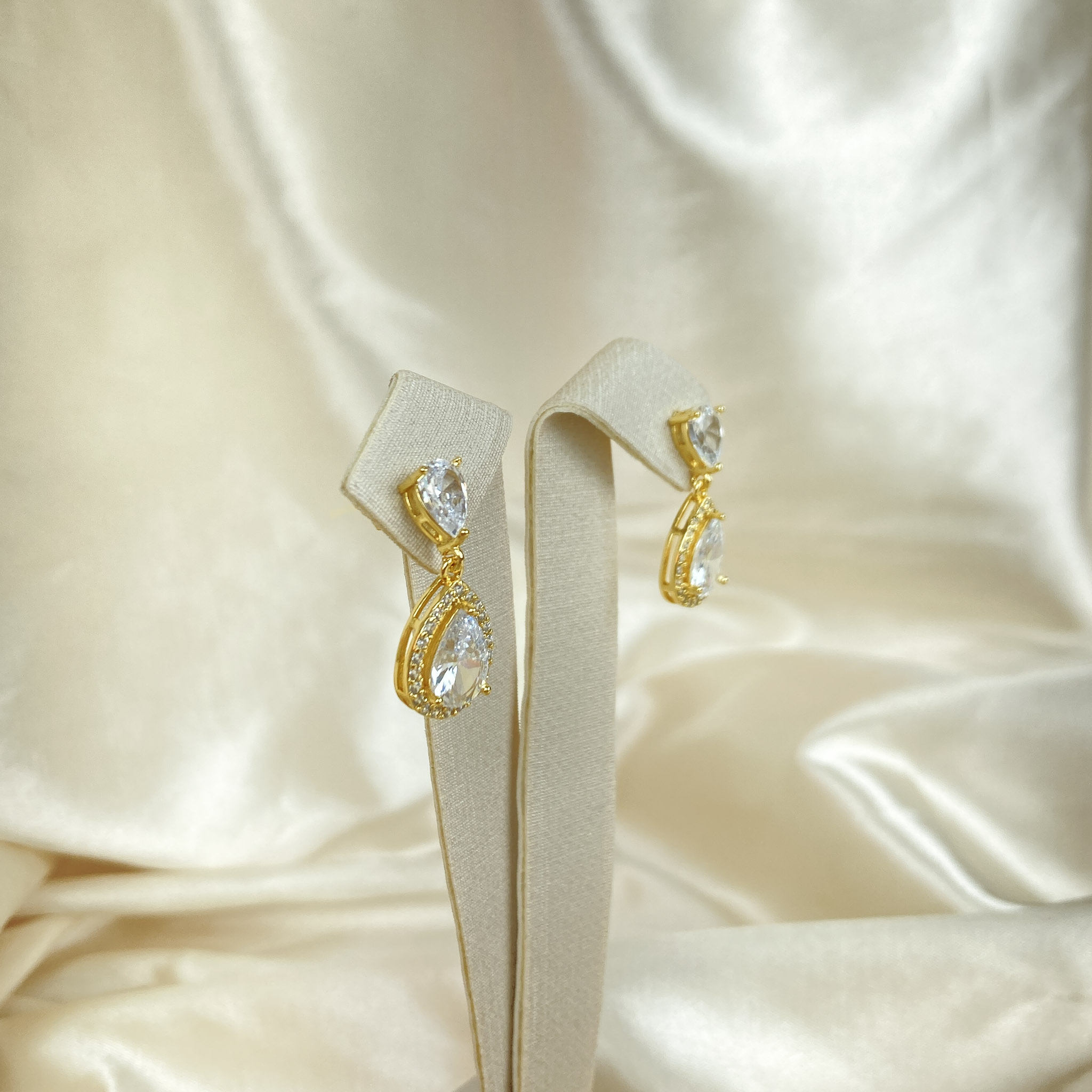 Brinco  Com Duas Gotas Cravejadas em Microzircônias Folheado a Ouro 18k