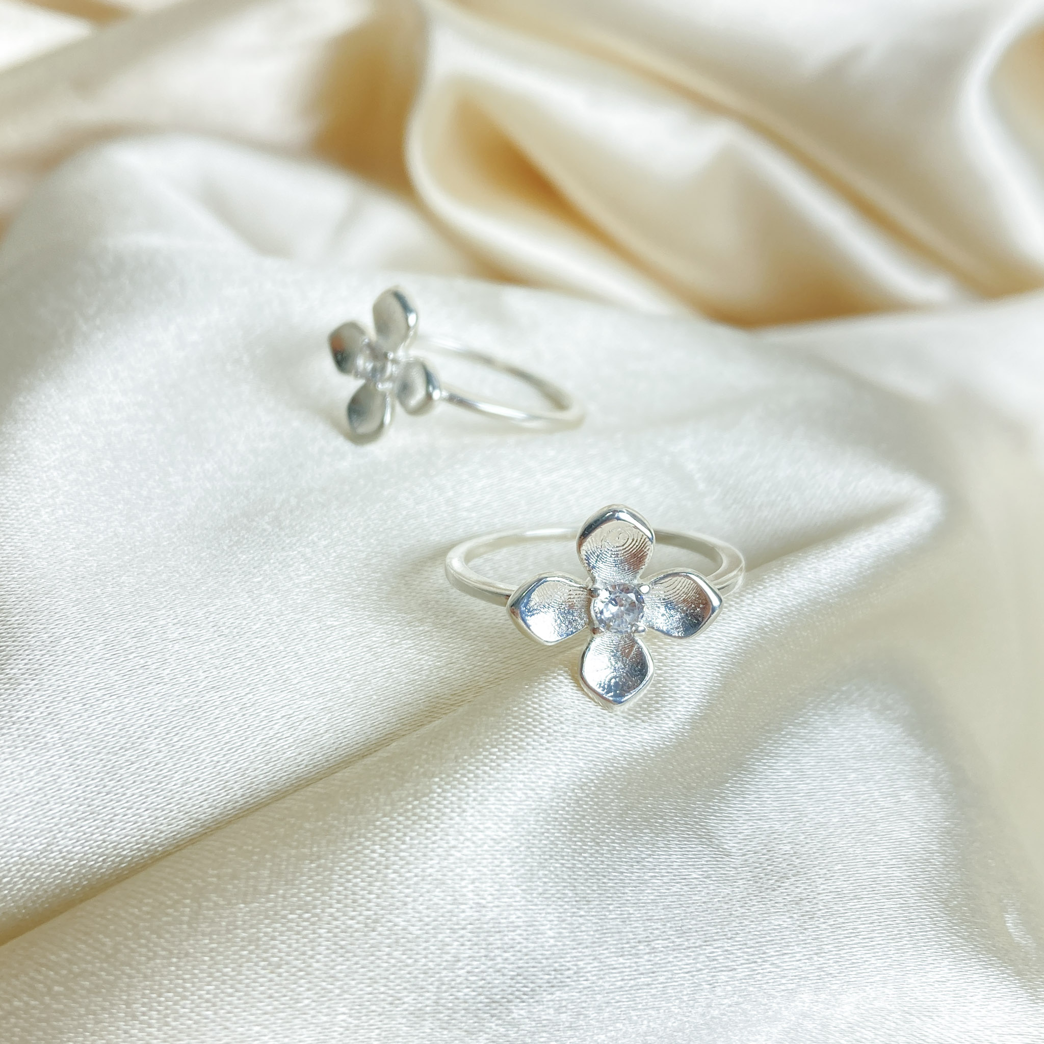 Anel Flor com Zircônia Cristal no Centro Folheado a Prata