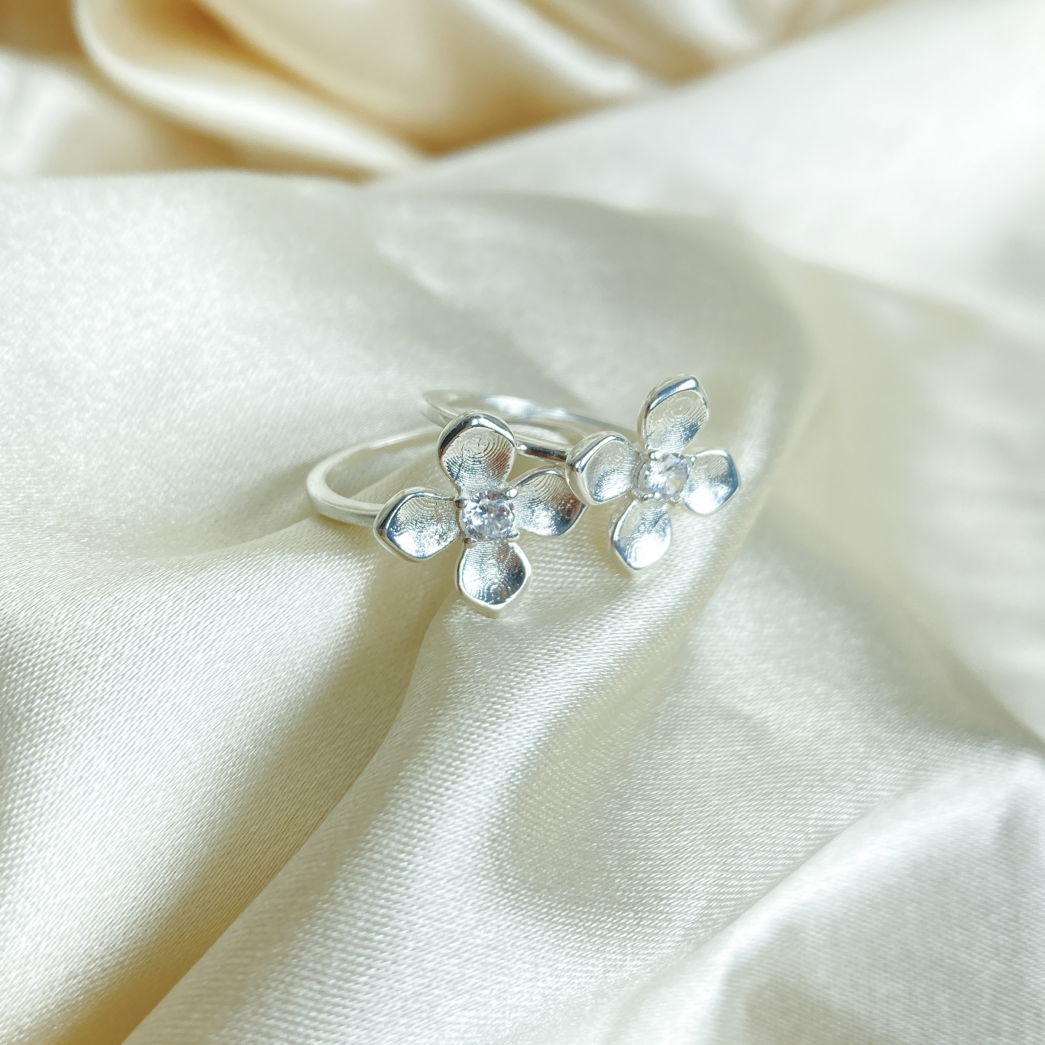 Anel Flor com Zircônia Cristal no Centro Folheado a Prata