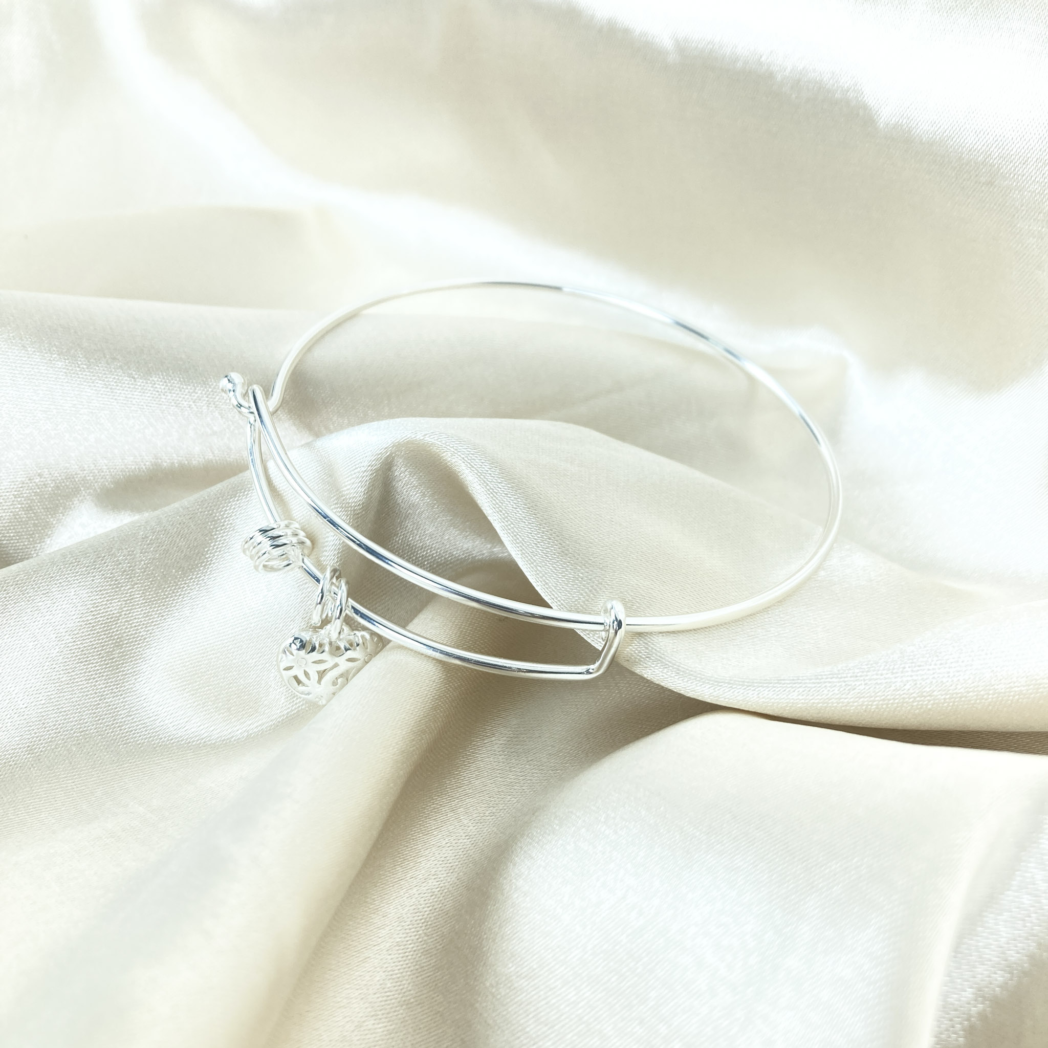 Bracelete com Pingente de Coração Folhado a Prata