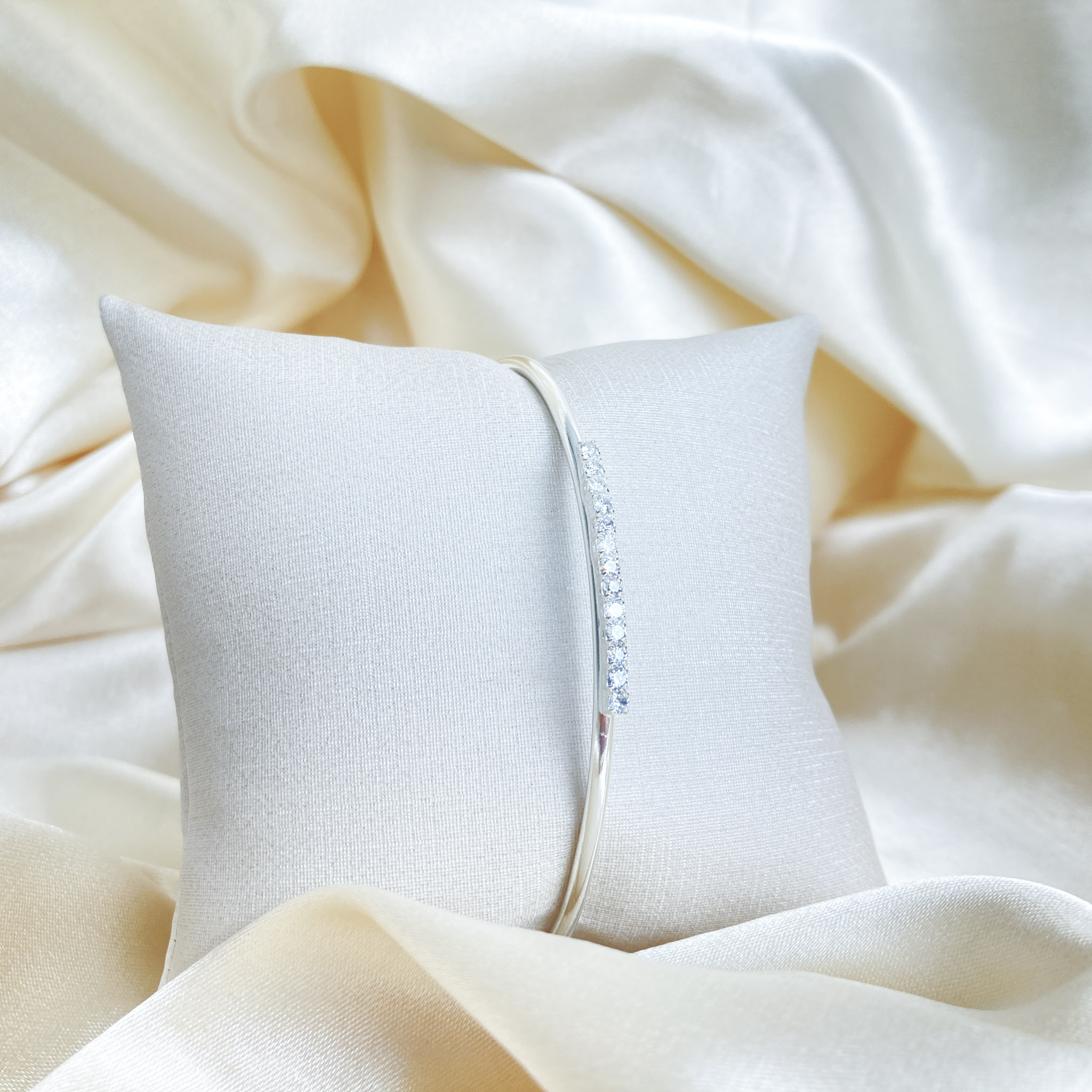 Bracelete Com uma Linha de Zircônias no Centro Folhado a Prata