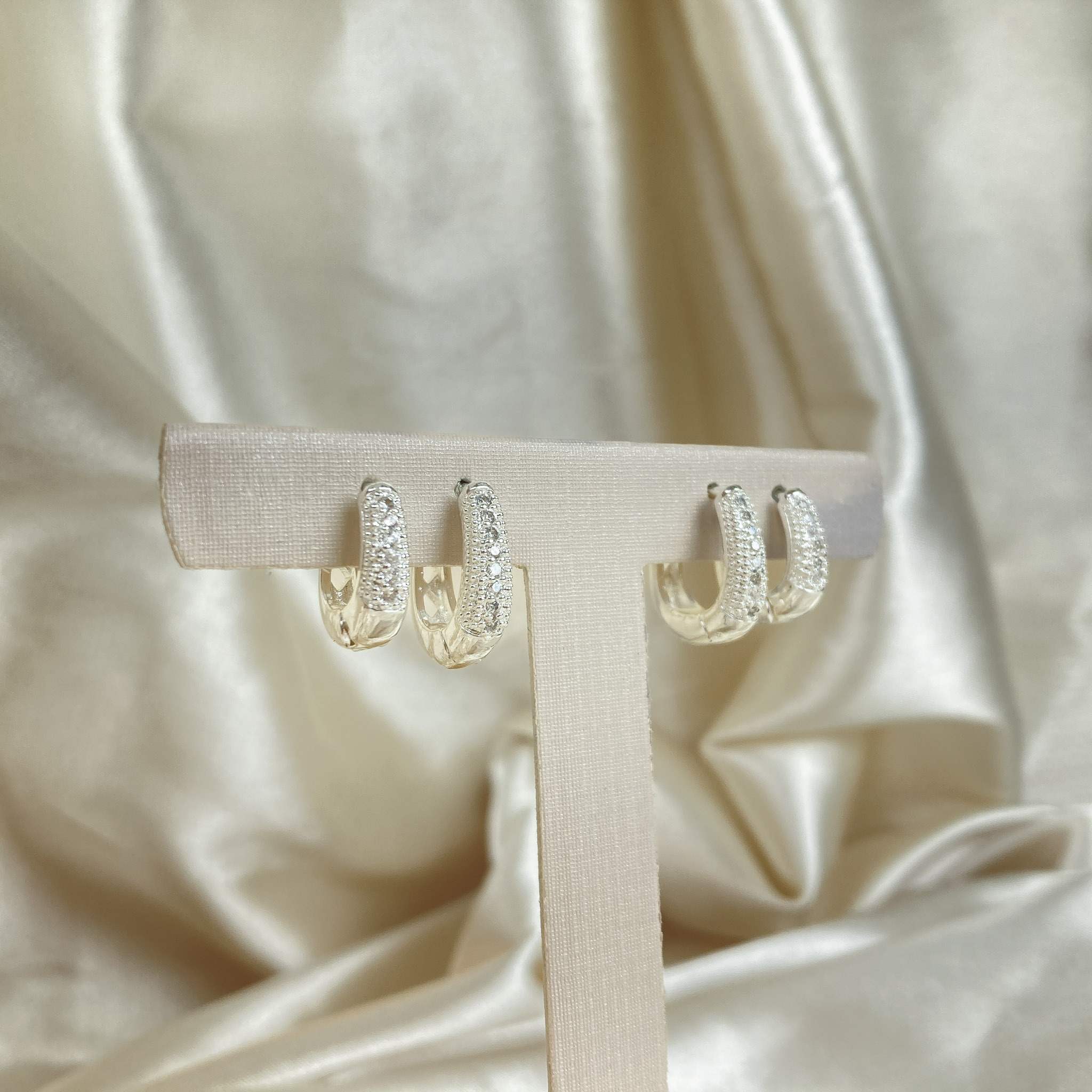 Brinco Duo de Argolinhas Cravejadas em Microzircônias Folheado a Prata