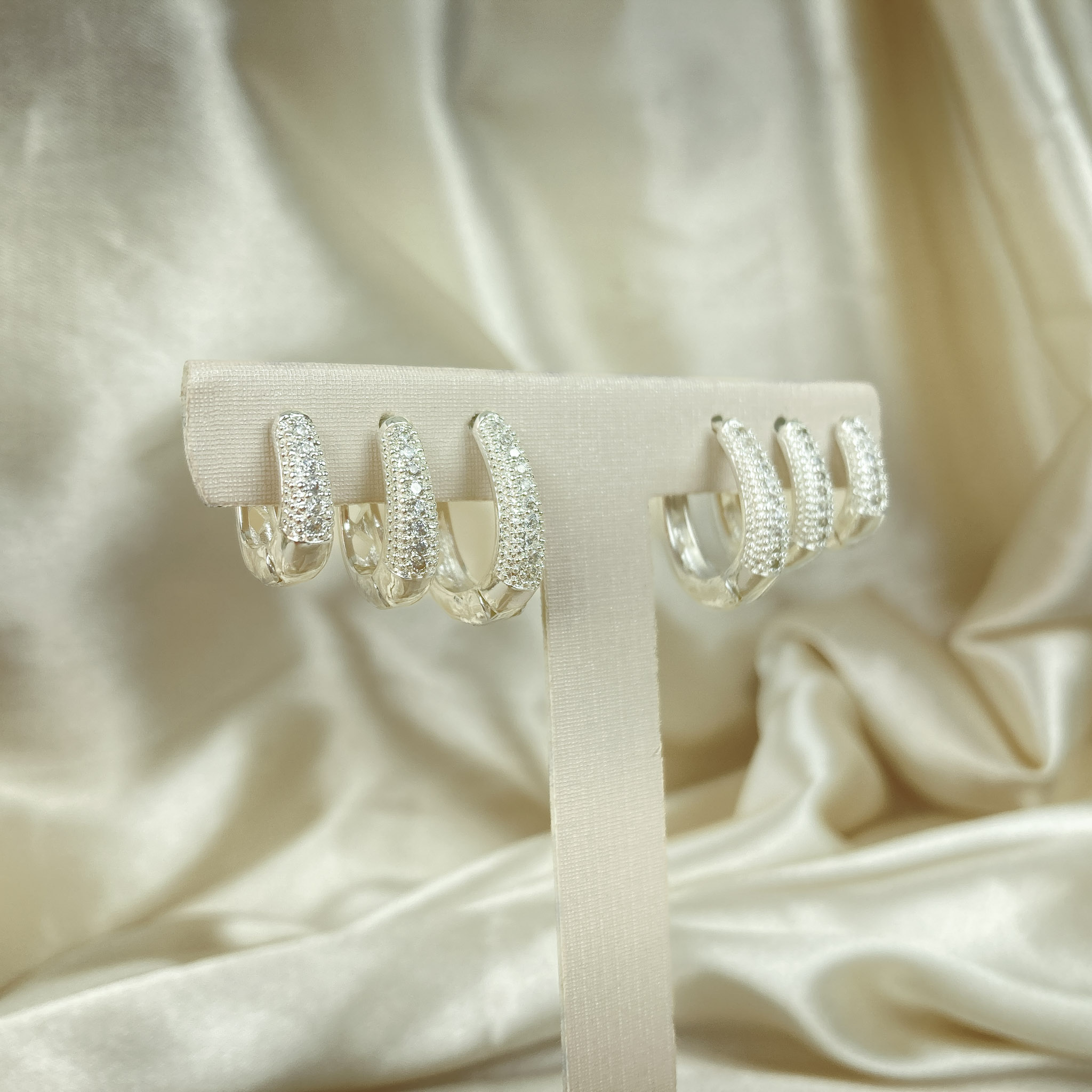 Brinco Trio de Argolinhas Cravejadas em Microzircônias Folheado a Prata