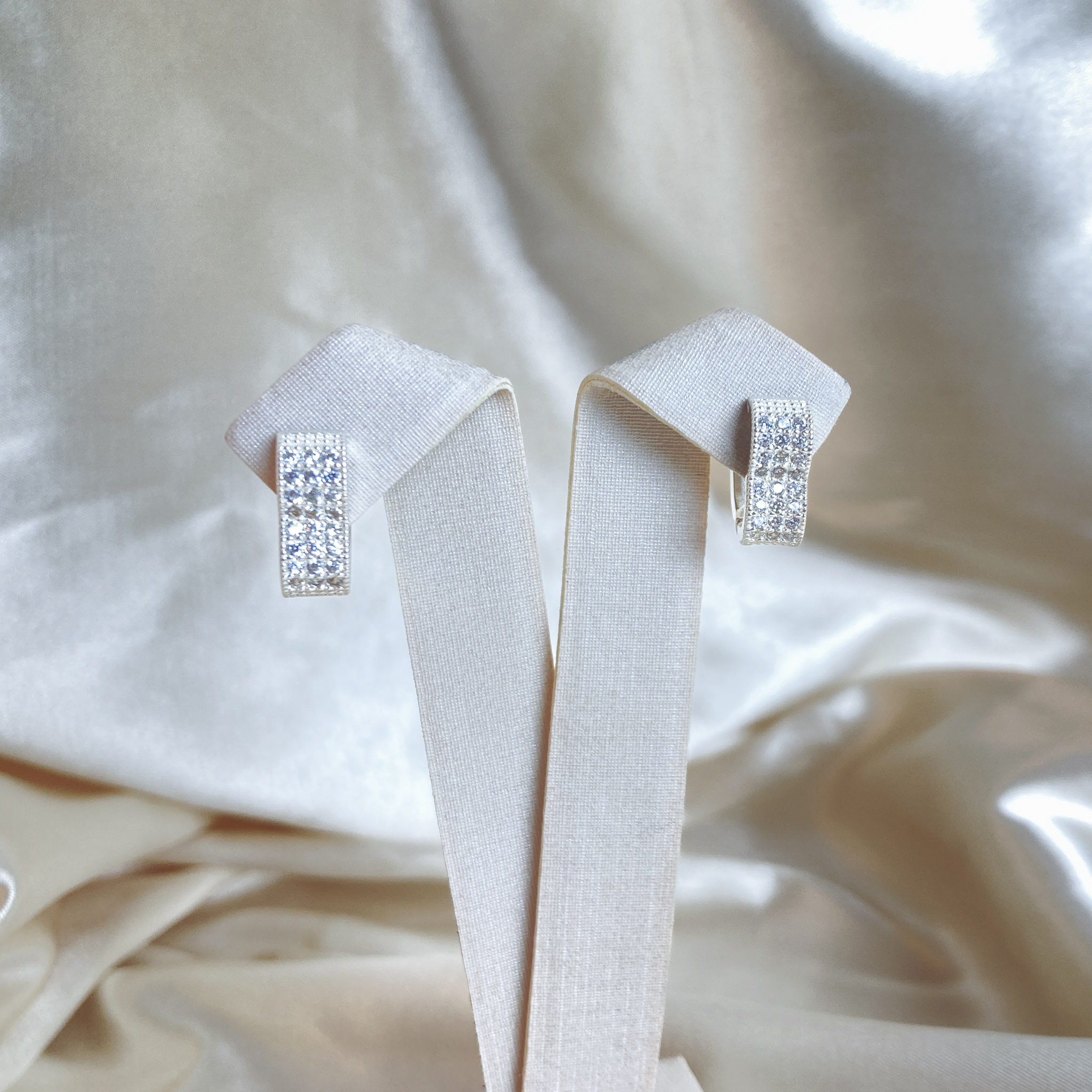 Brinco Coração Cravejado em Microzircônias Folheado a Prata