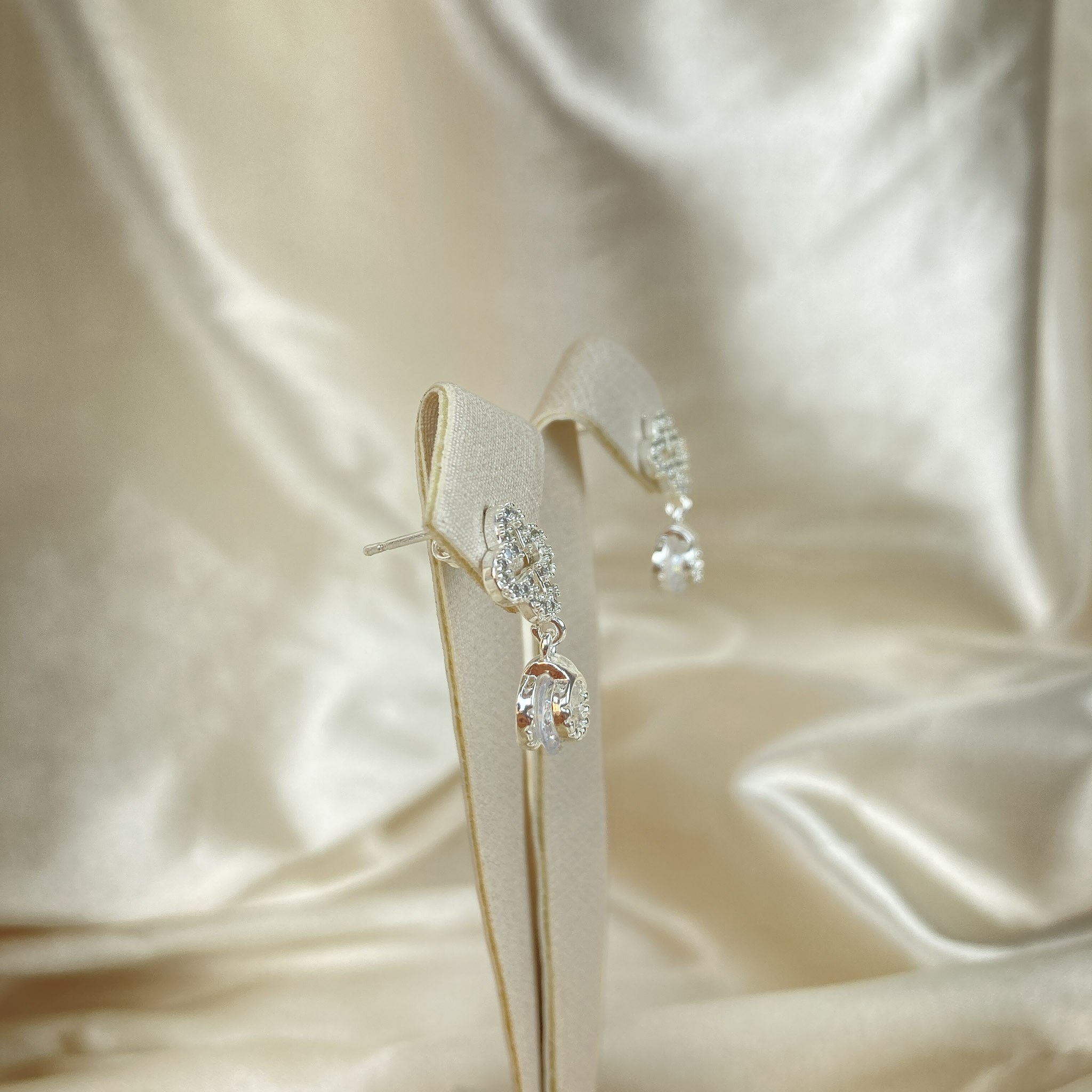 Brinco Trevo Cravejado Com Ponto de Luz Folheado a Prata