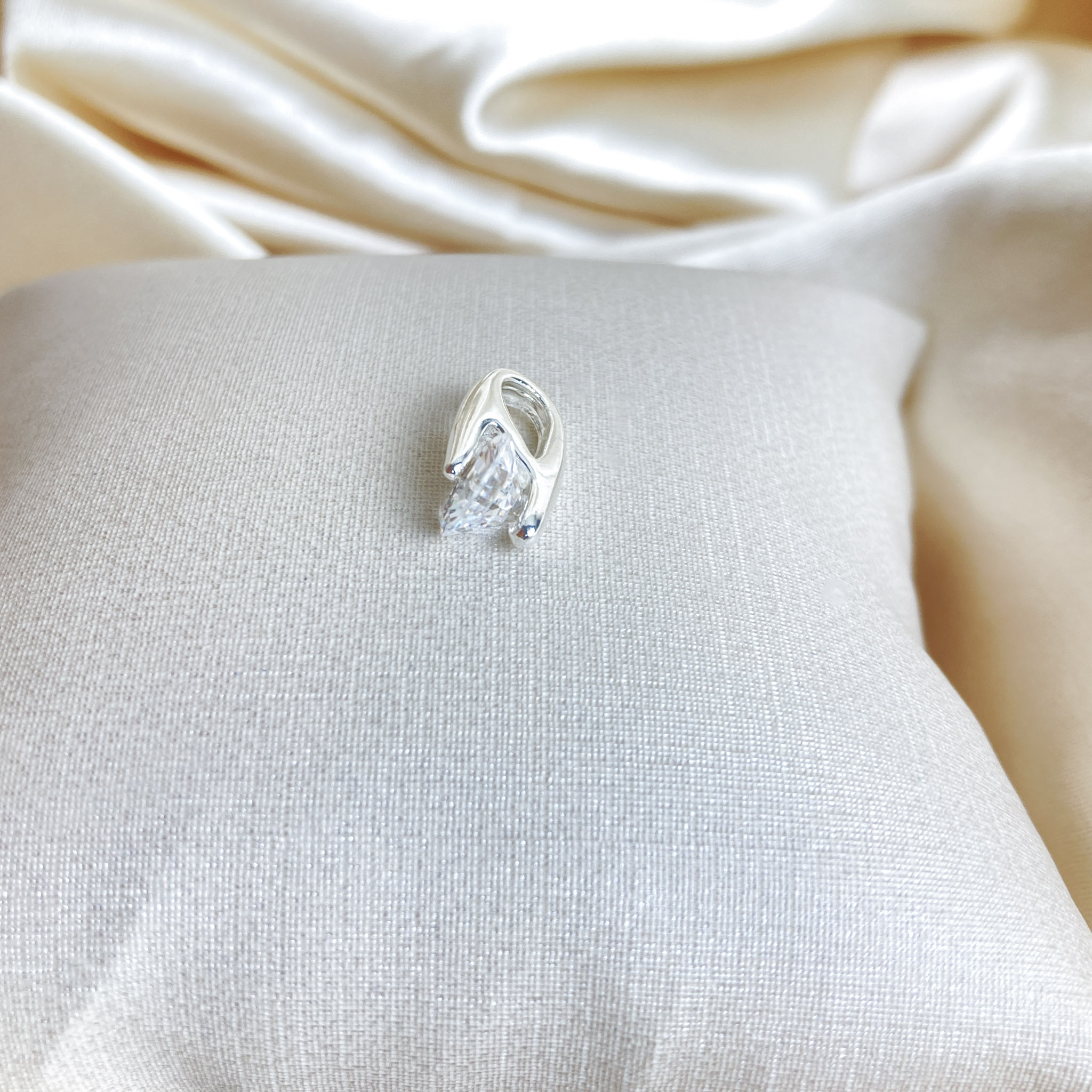 Pingente Ponto de Luz em Zircônias Folheado a Prata