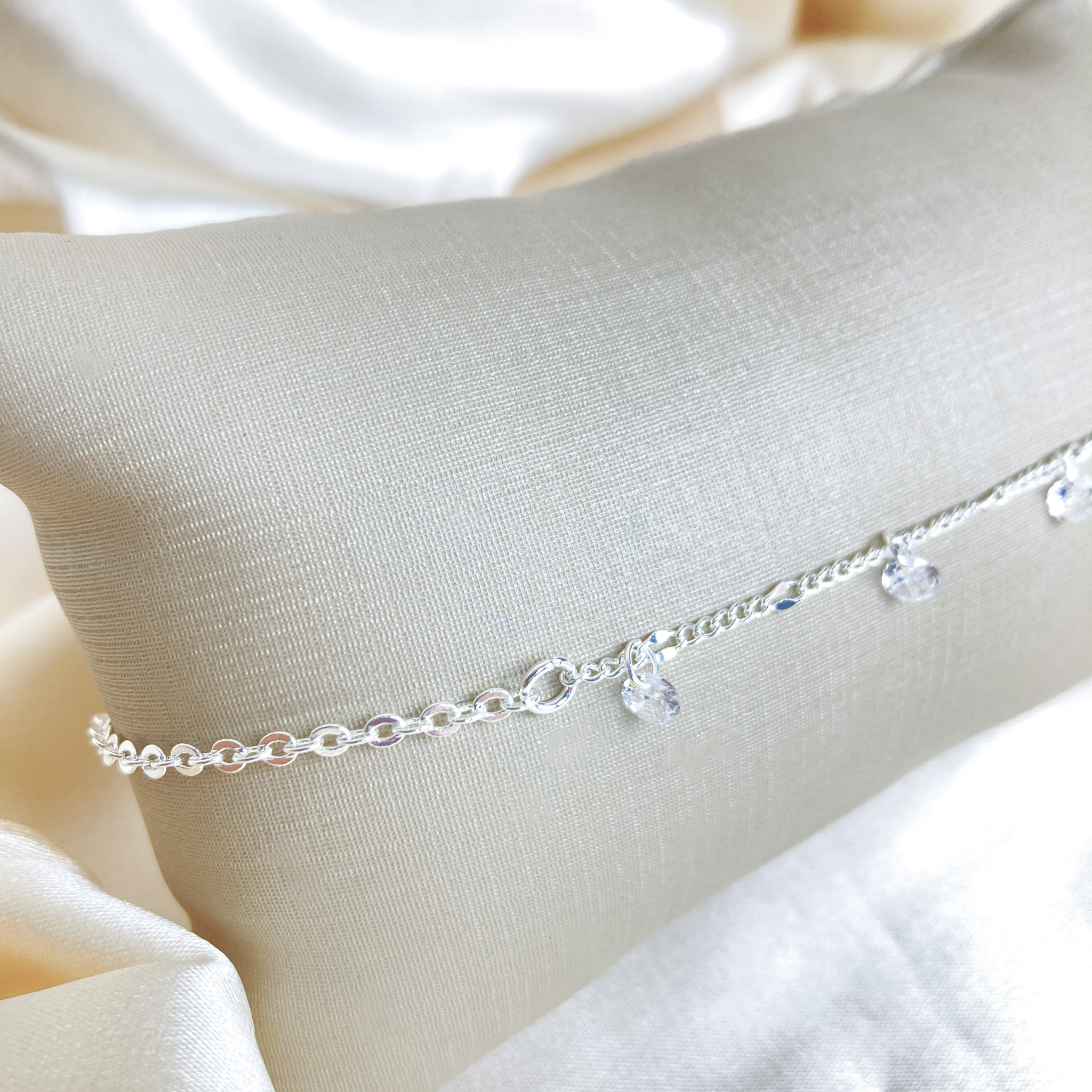 Tornozeleira com Três Pingentes Pontos de Luz Folheada a Prata