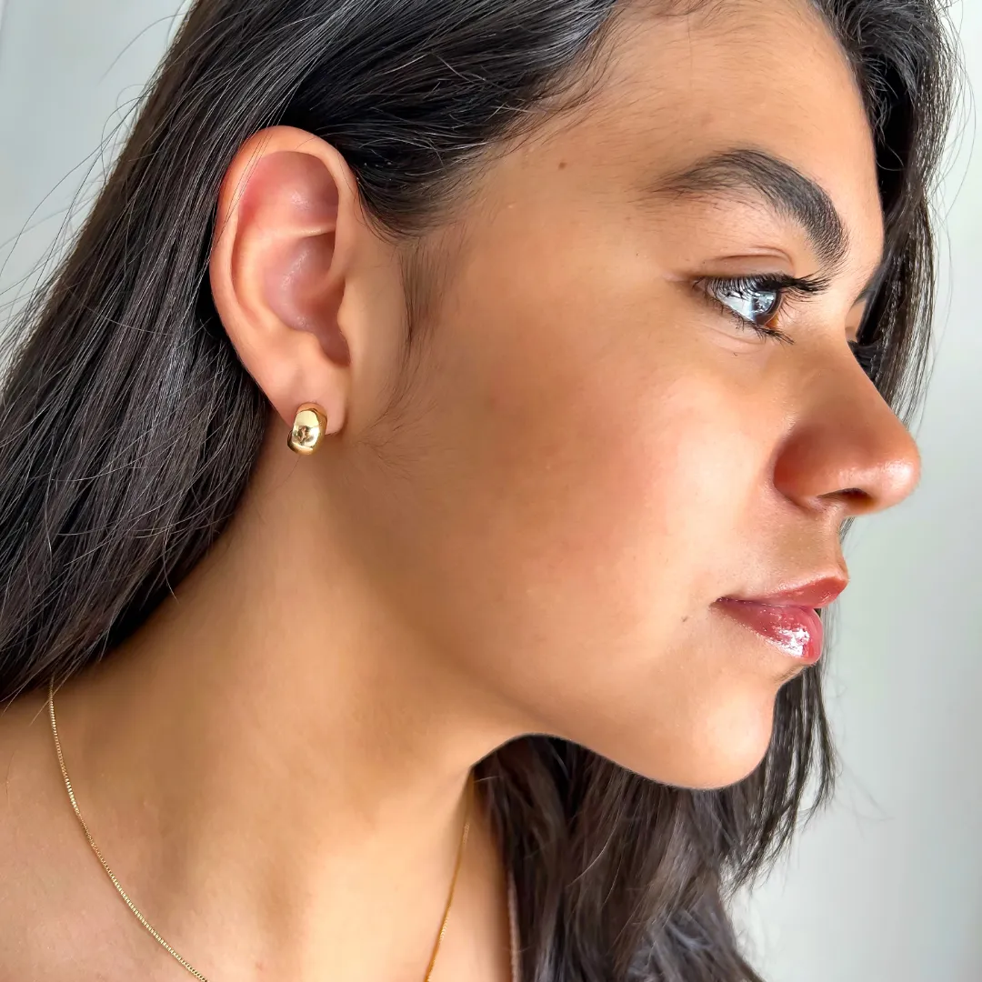 BRINCO ARGOLA PEQUENA ABAULADA BANHADO A OURO 18K