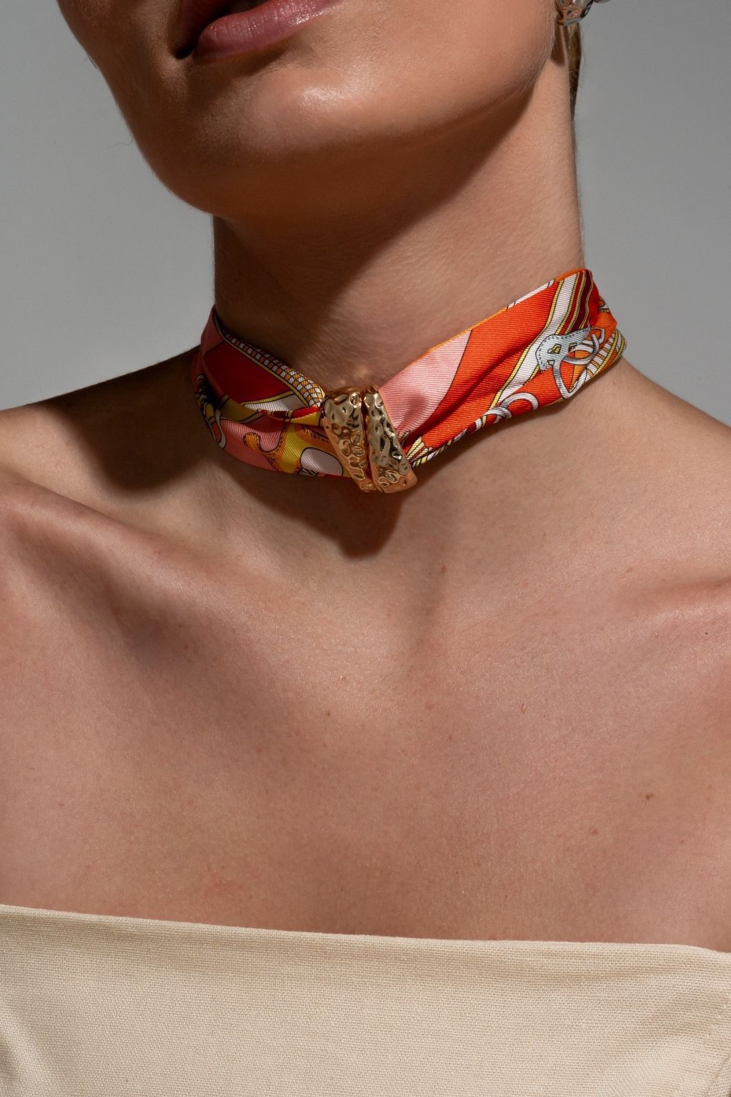 BRINCO ARGOLA COM DESIGN ORGANICO BANHADO A OURO 18K