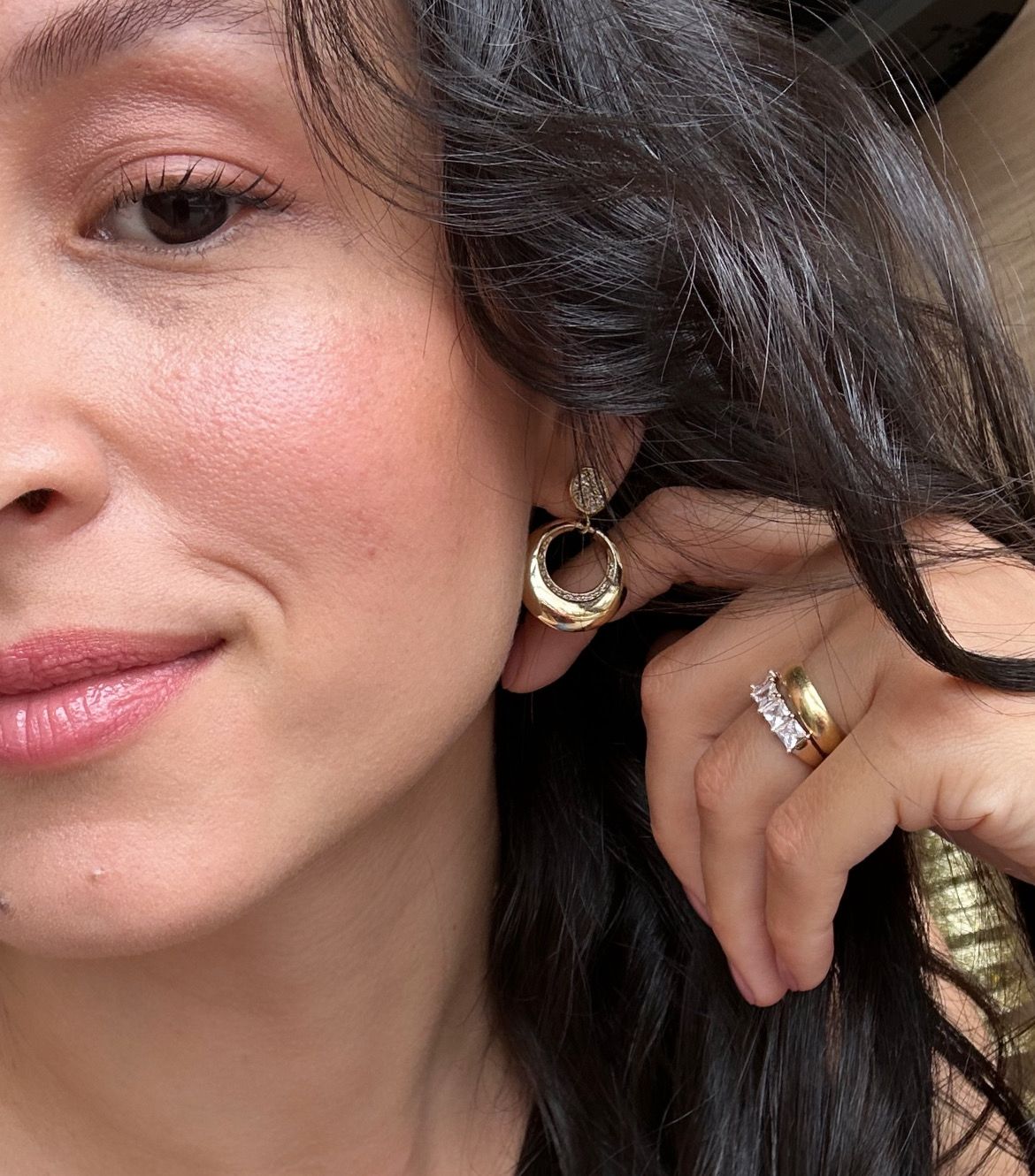 Brinco com circulo vasado e cravejado em zircônias banhado a ouro18k