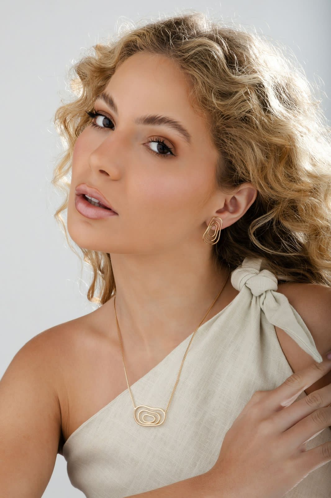 Brinco orgânico com design geométrico banhado a ouro 18K