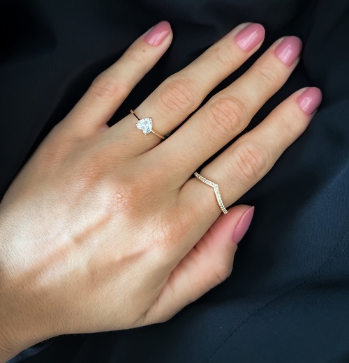 Anel com design V cravejado em zircônias banhado a ouro 18K