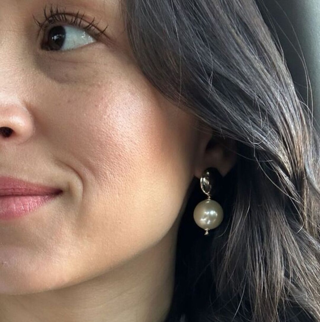 BRINCO PÉROLA COM BASE REDONDA LISA TAM M BANHADO A OURO 18K