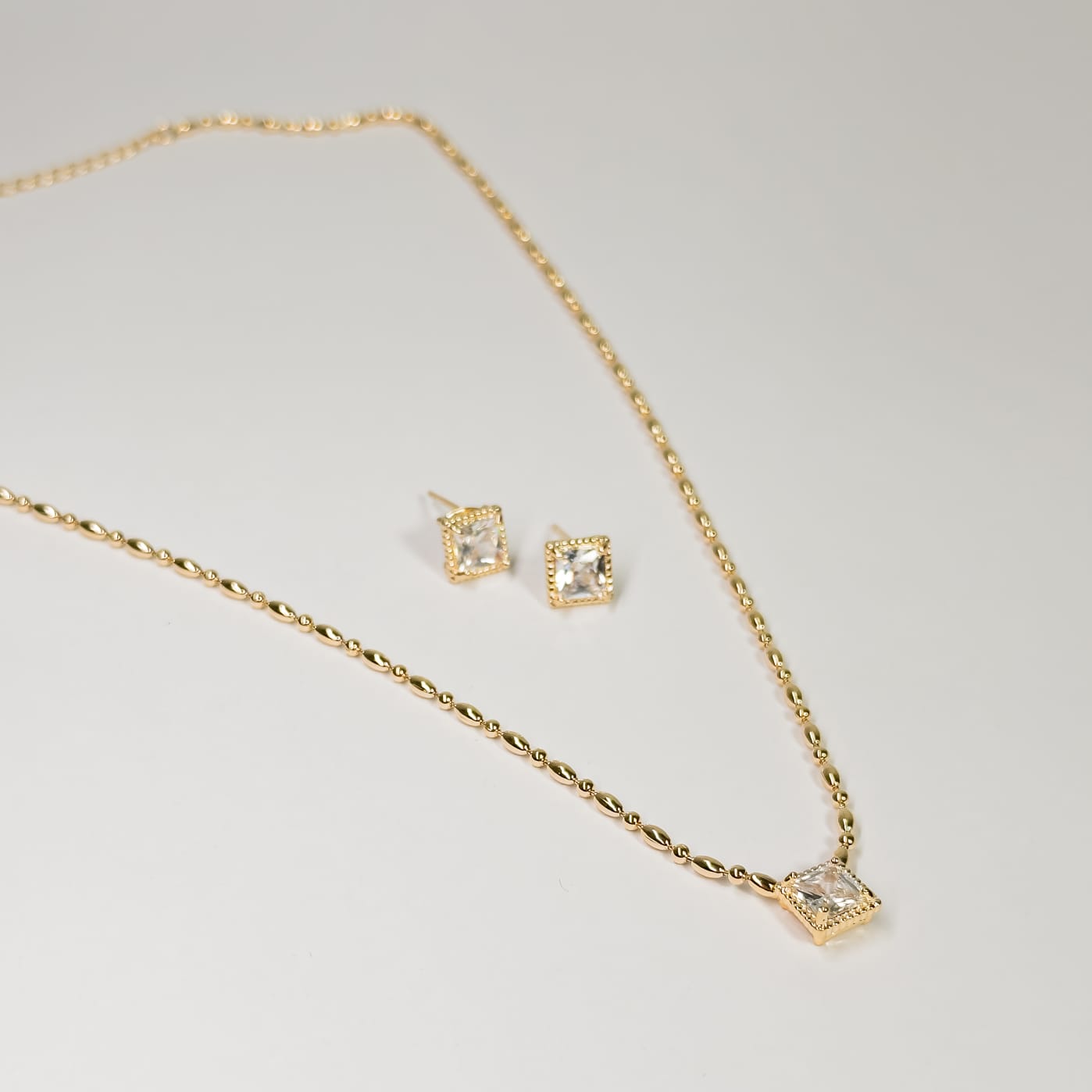 Conjunto cristal quadrado com mini esfera ao lado banhado a ouro 18k ajustável 50cm