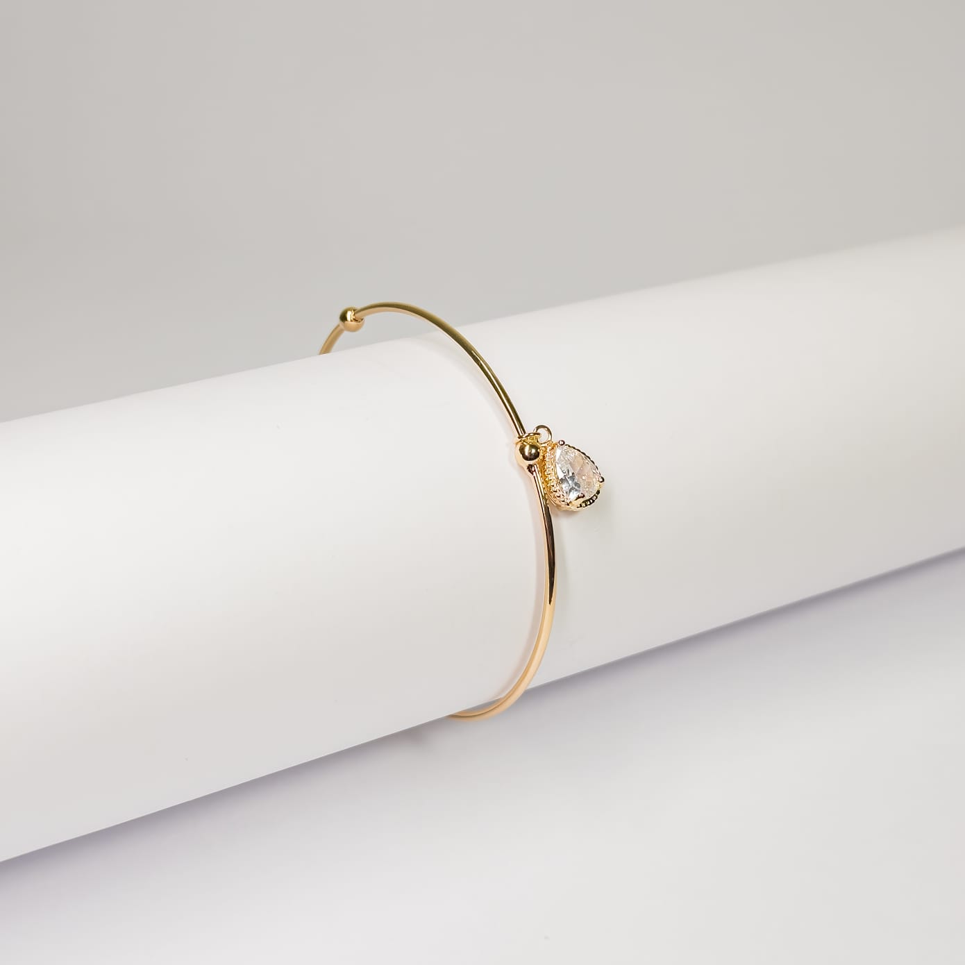 Bracelete com pingente de gota cristal banhado a ouro 18k