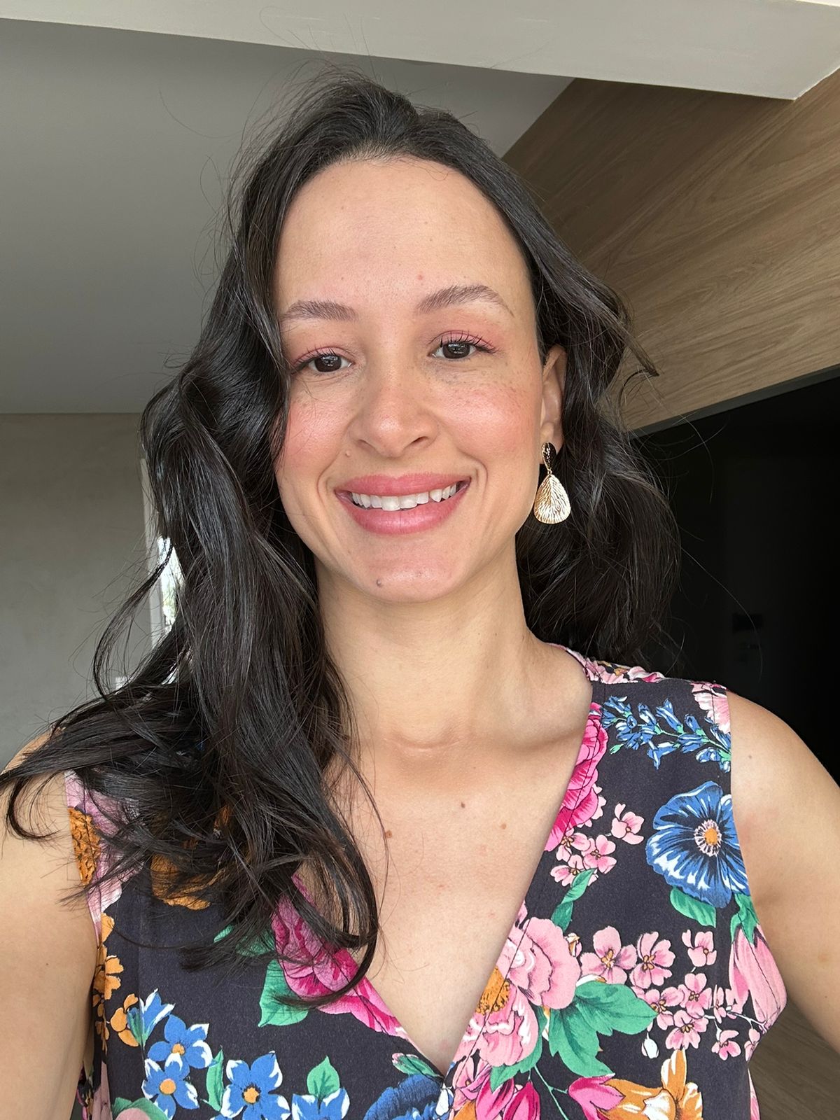 Brinco Max orgânico com textura banhado a ouro 18k