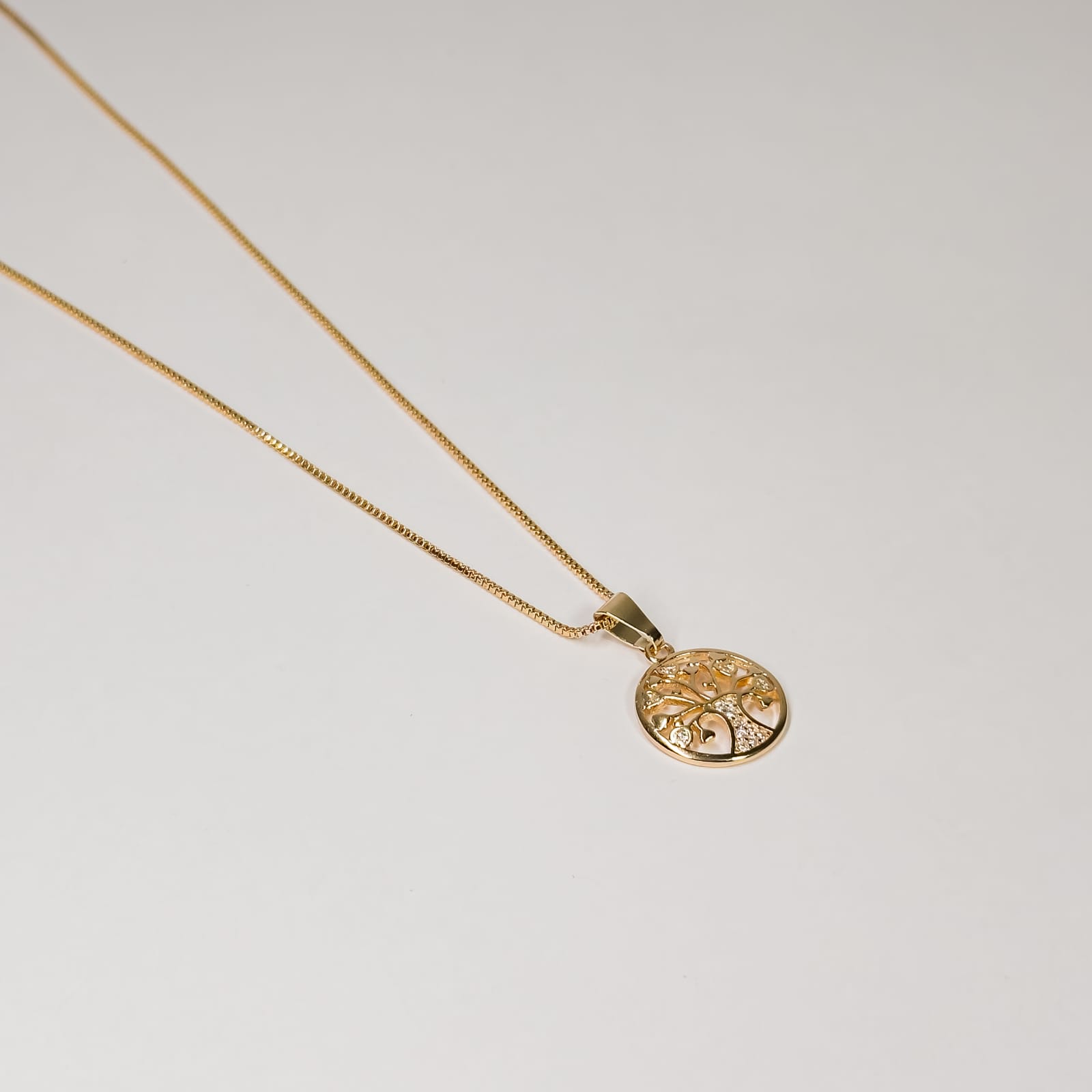 Colar árvore da vida cravejado com zircônias banhado a ouro 18k 45 cm
