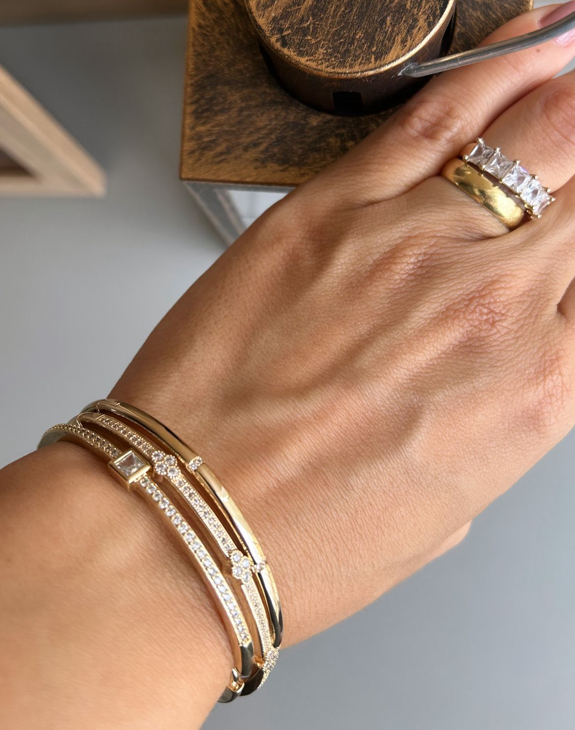 Bracelete cravejado em zircônias com detalhe flor de cristal fechado click banhado a ouro 18k