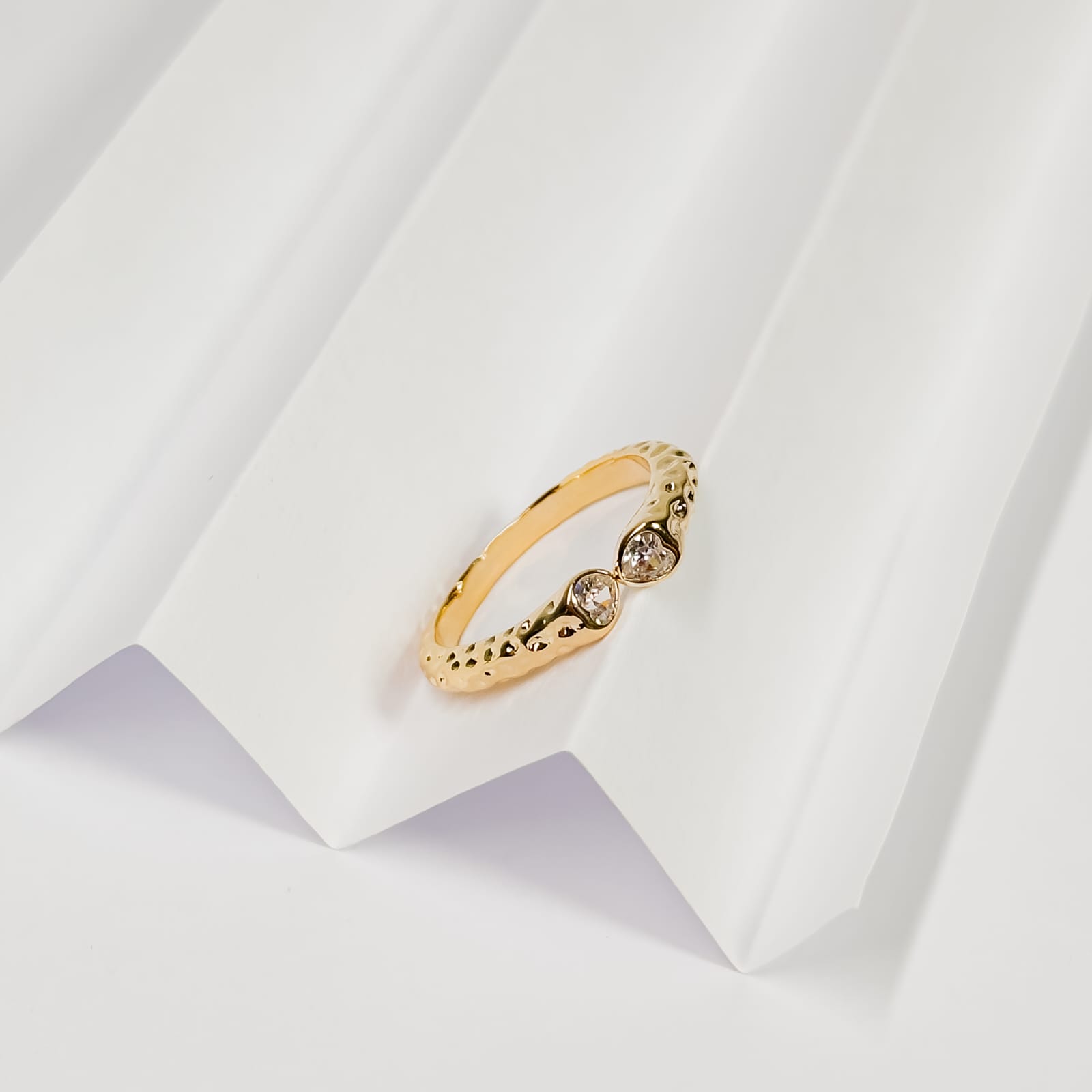 Anel orgânico com detalhe de cristal na ponta banhado a ouro 18k ajustável