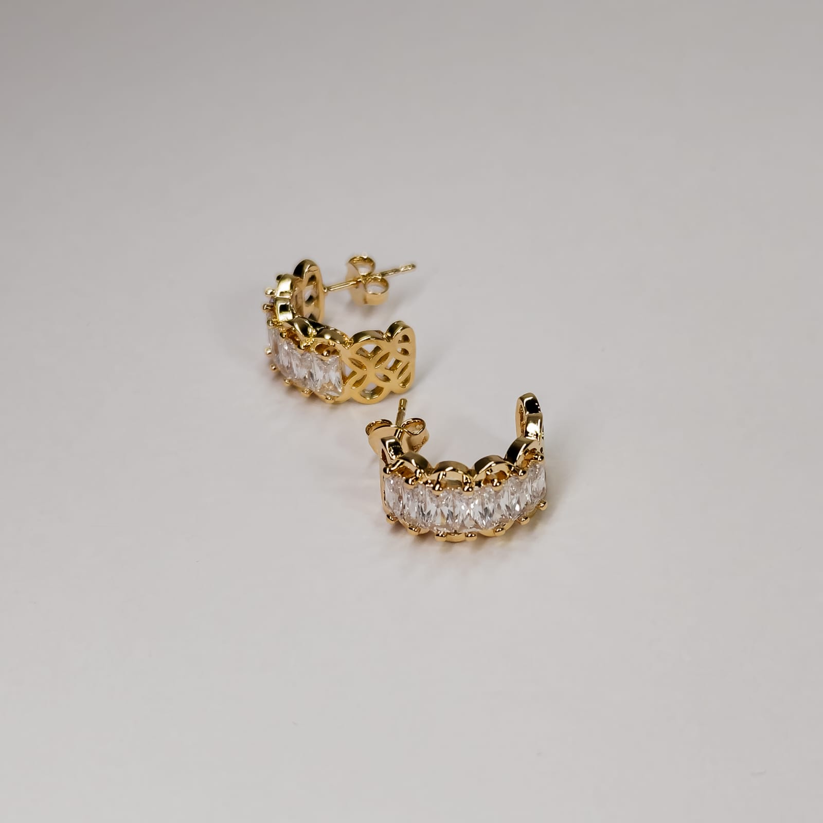 Argola cristal baguete trabalhada banhada a ouro 18k