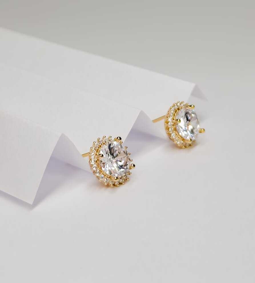 Brinco fixo com cristal no centro e zircônias cravejadas em volta banhado a ouro 18k