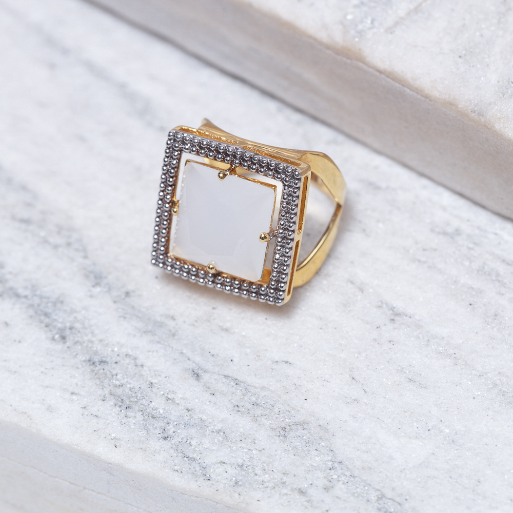 ANEL QUADRADO COM PEDRA BRANCO PITAYA BANHO OURO 18K