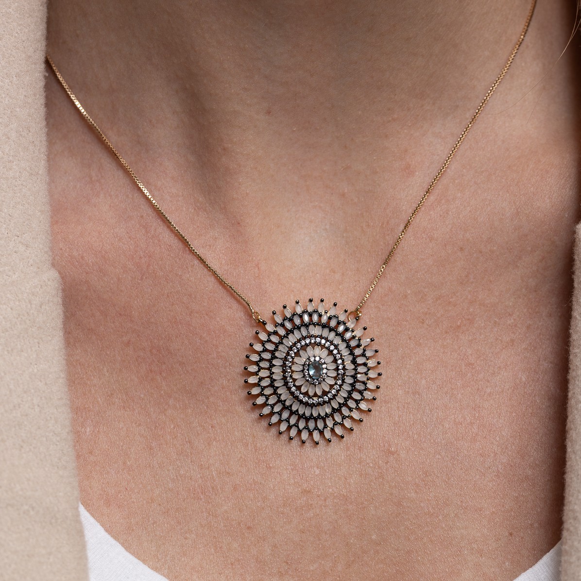 COLAR MANDALA COM ZIRCÔNIAS LEITOSAS BANHO OURO 18K