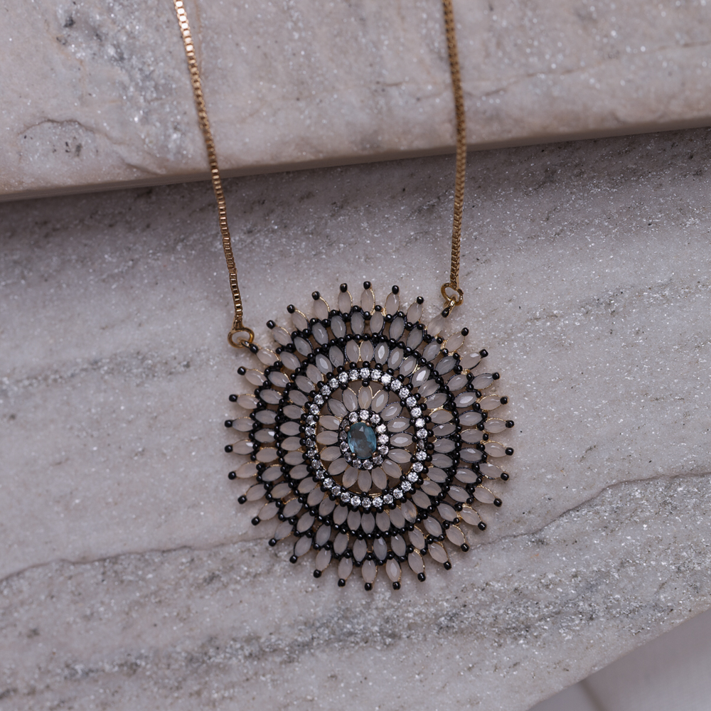 COLAR MANDALA COM ZIRCÔNIAS LEITOSAS BANHO OURO 18K