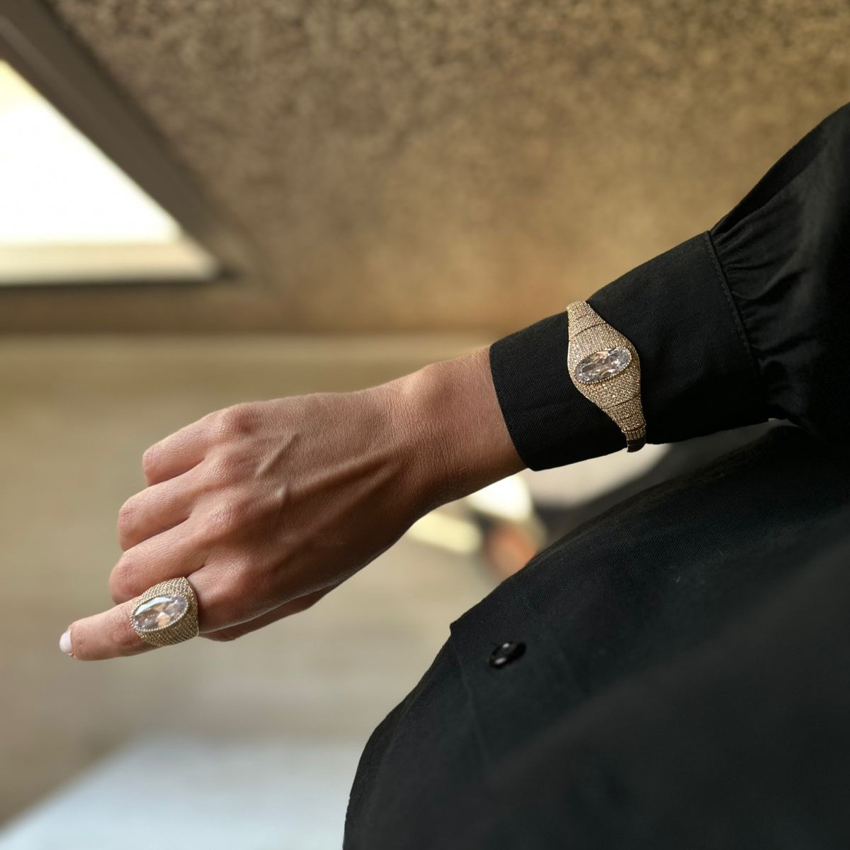 CONJUNTO PULSEIRA E ANEL CRAVEJADOS E COM PEDRA CRISTAL BANHO OURO 18K