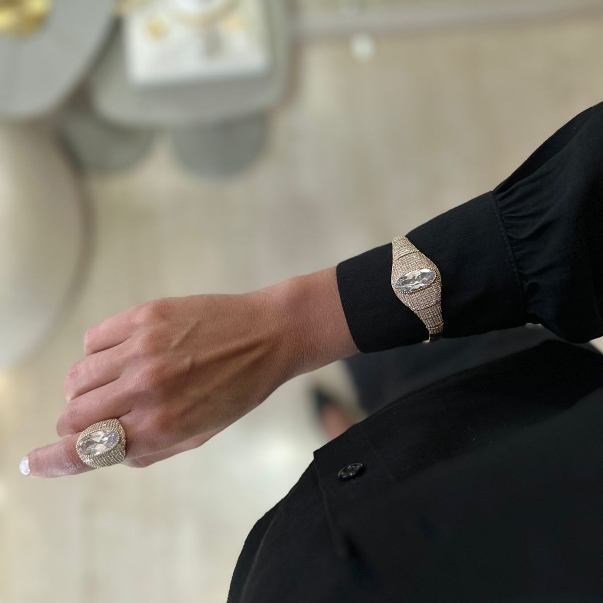 CONJUNTO PULSEIRA E ANEL CRAVEJADOS E COM PEDRA CRISTAL BANHO OURO 18K