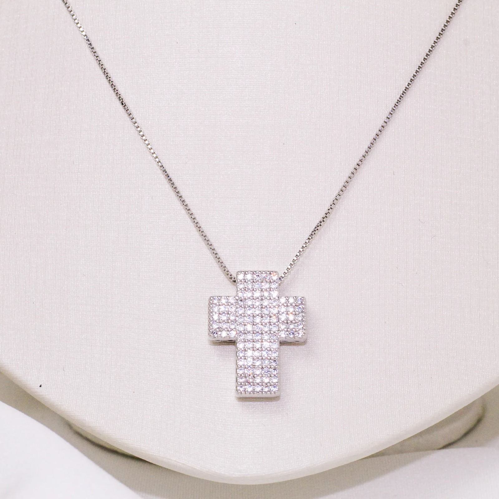 COLAR CRUZ M CRAVEJADA BANHORÓDIO BRANCO COLAR CRUZ M CRAVEJADA BANHORÓDIO BRANCO