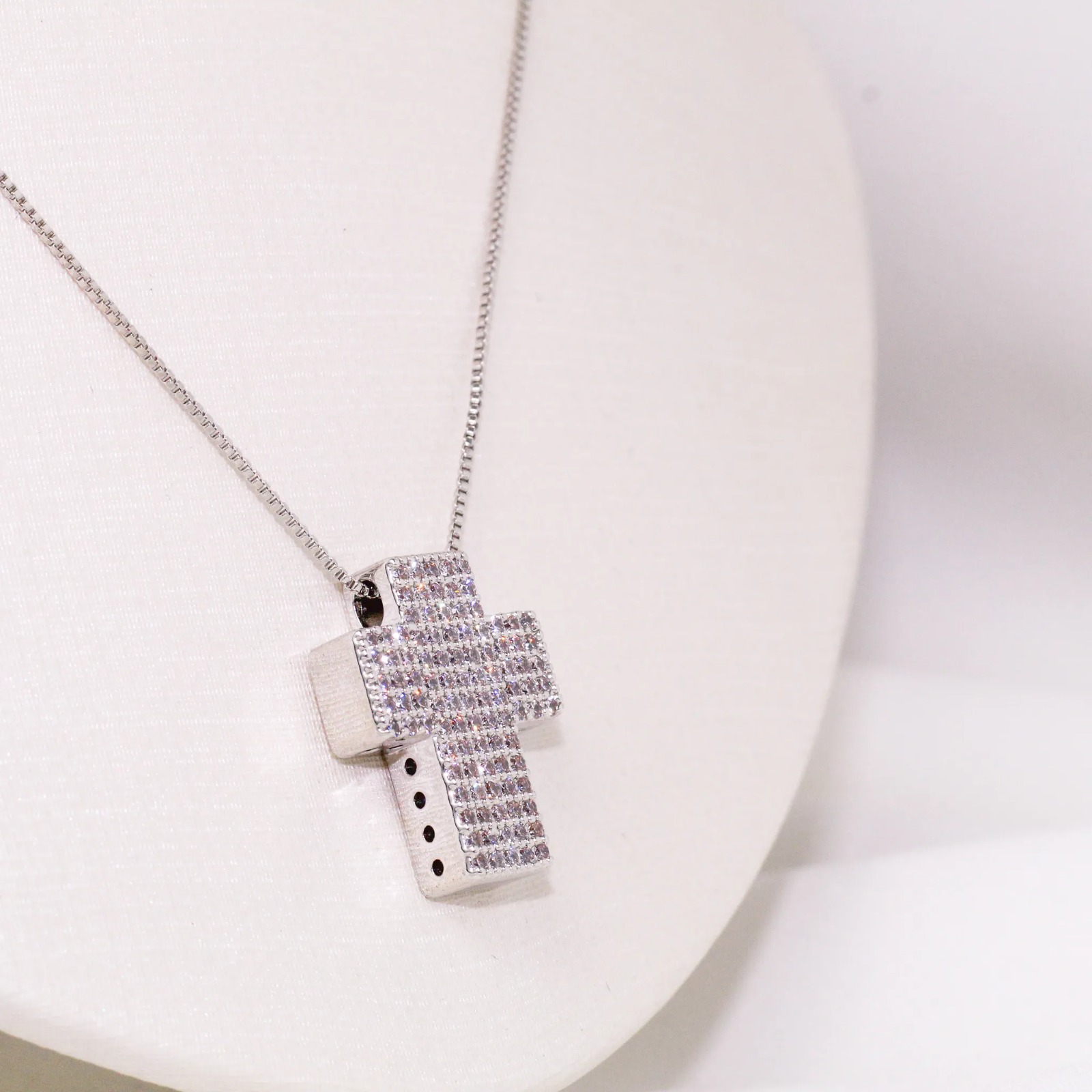 COLAR CRUZ M CRAVEJADA BANHORÓDIO BRANCO