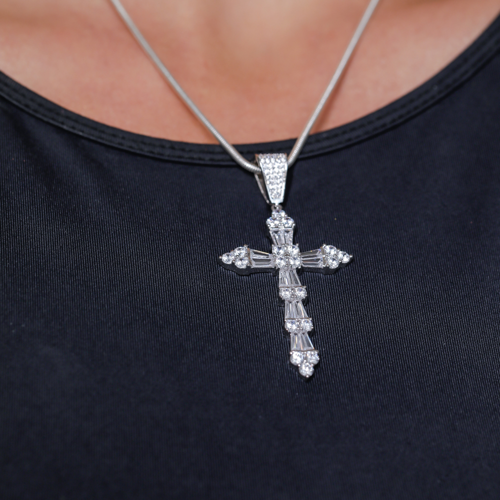 PINGENTE CRUZ COM ZIRCÔNIAS NAVETE CRISTAIS BANHO PRATA PINGENTE CRUZ COM ZIRCÔNIAS NAVETE CRISTAIS BANHO PRATA