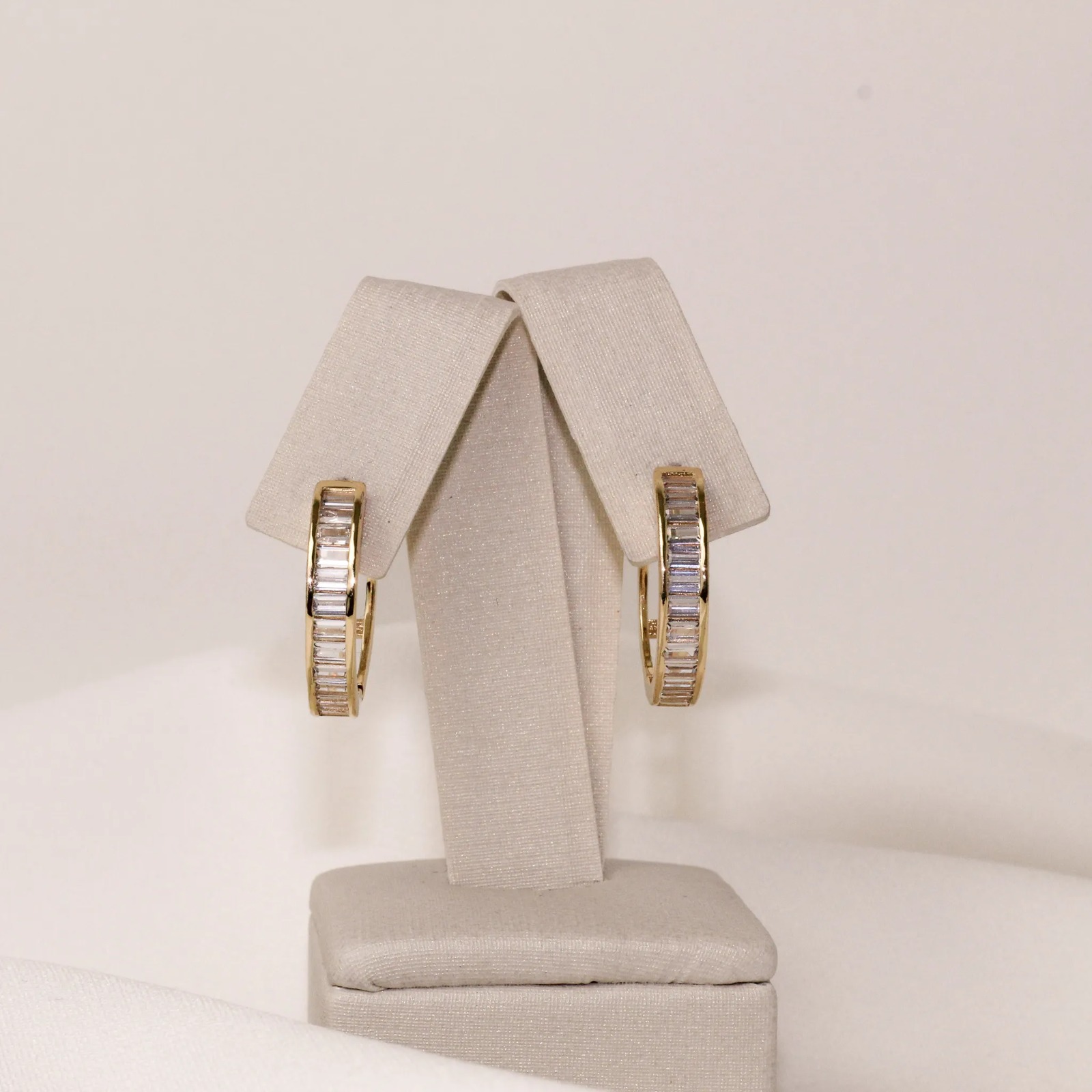 BRINCO ARGOLA ZIRCÔNIA NAVETE BANHO OURO 18K BRINCO ARGOLA ZIRCÔNIA NAVETE BANHO OURO 18K