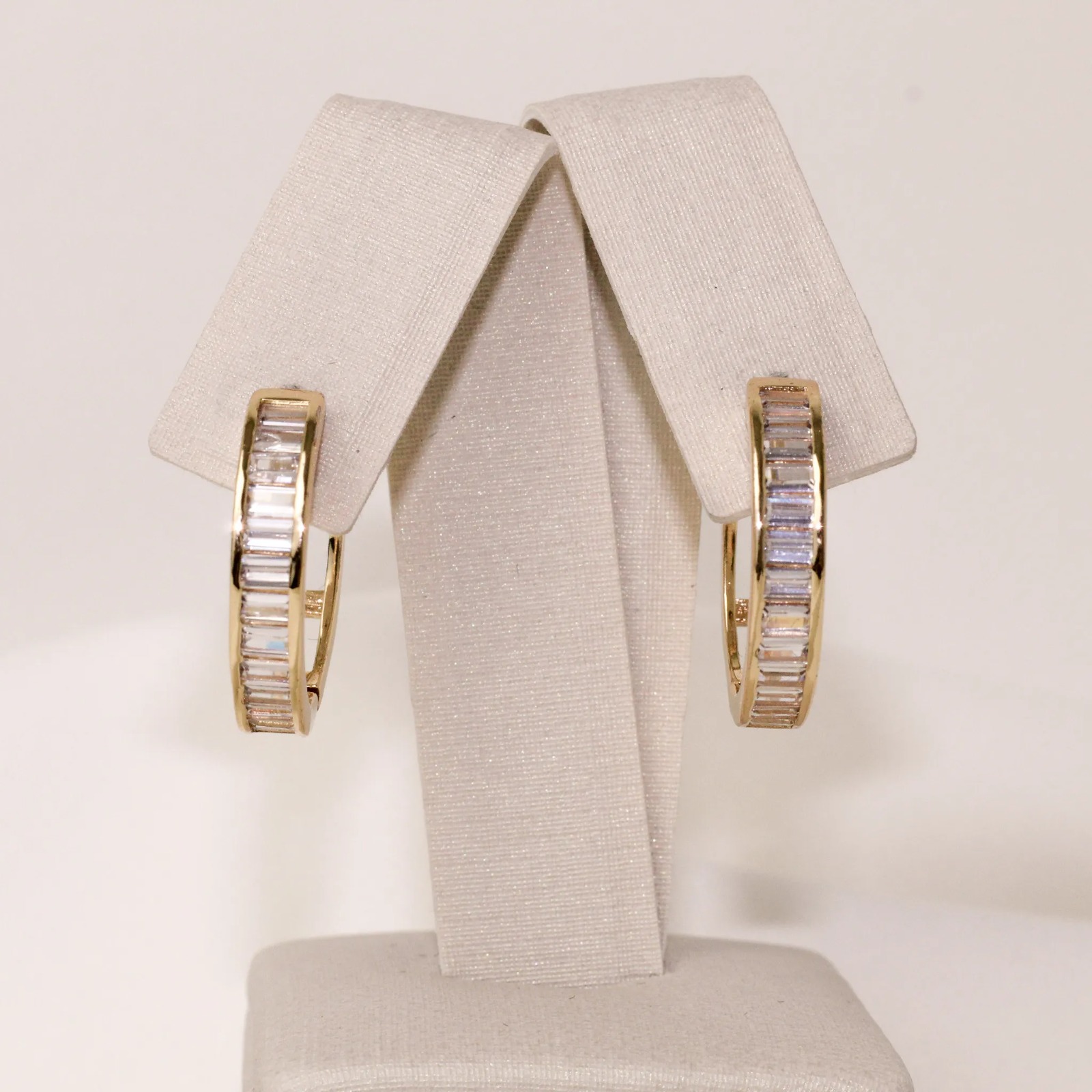 BRINCO ARGOLA ZIRCÔNIA NAVETE BANHO OURO 18K